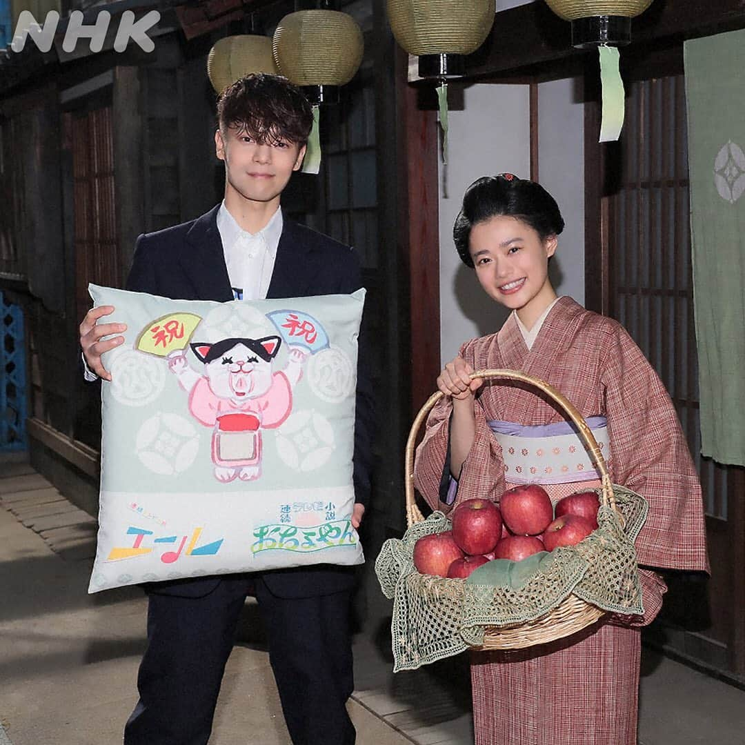 NHK 連続テレビ小説「エール」さんのインスタグラム写真 - (NHK 連続テレビ小説「エール」Instagram)「朝ドラ恒例のバトンタッチセレモニー！ 「エール」から「おちょやん」へバトンをつなぎます🏃  明日あさ8:00～ #おちょやん 放送開始です！🌸  #朝ドラエール #窪田正孝 #杉咲花」11月29日 18時15分 - nhk_yell