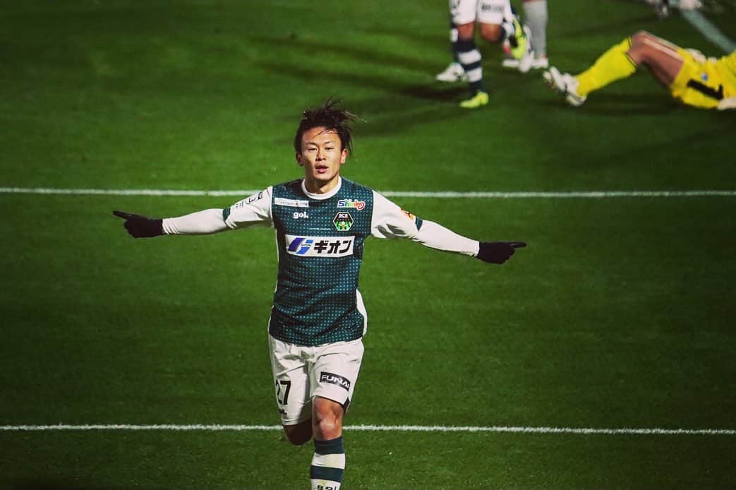 和田昌士のインスタグラム：「やっと決めれました。  龍治アニキアシストあざす🙇‍♂️  今、チームが一つになってるのを感じます。  あと4試合、昇格に向けて悔いないようにやるだけ💪⚽️🔥  残り少し、応援よろしくお願いします！  #scs#sc相模原 #jリーグ」