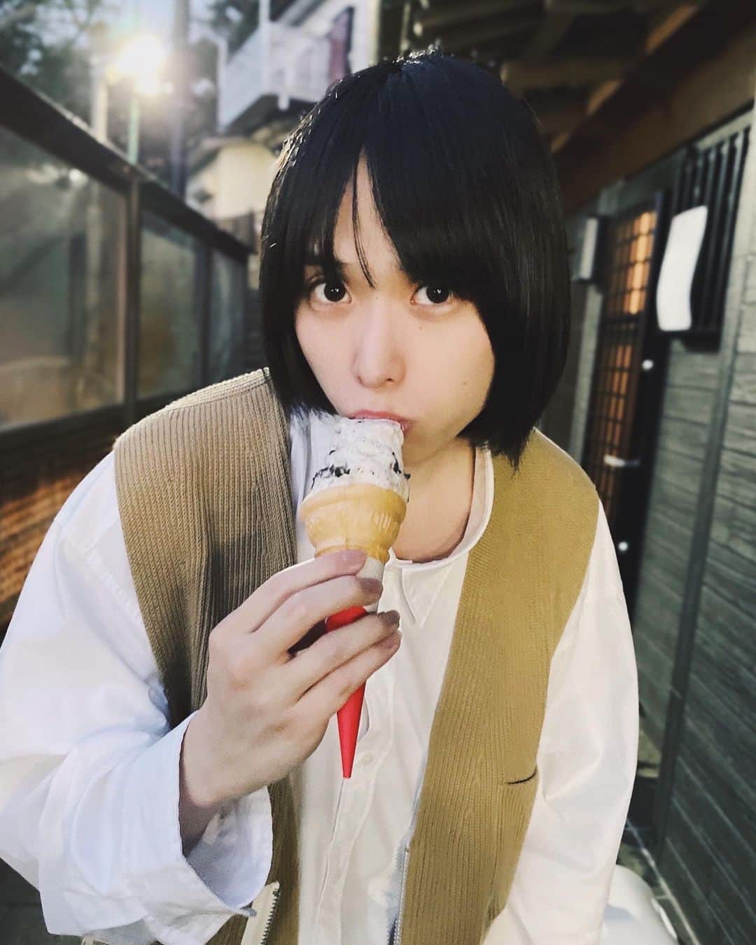 キクチユウジのインスタグラム：「🍦 . . . . #キクチユウジ #メンズヘア #メンズファッション#メンズコーデ #ニコアンド #ジルサンダー #冬コーデ #ポートレート #プチプラコーデ #プチプラコスメ #塩顔 #マッシュ男子 #メンズマッシュ #塩顔男子 #ユニセックスコーデ #秋服コーデ #彼氏感 #江ノ島 #江ノ島グルメ #マッシュショート #マッシュウルフ #マッシュボブ #マッシュ #黒髪ボブ #ボブ #アッシュグレー#beams #henderscheme #hokaoneone #unfil」