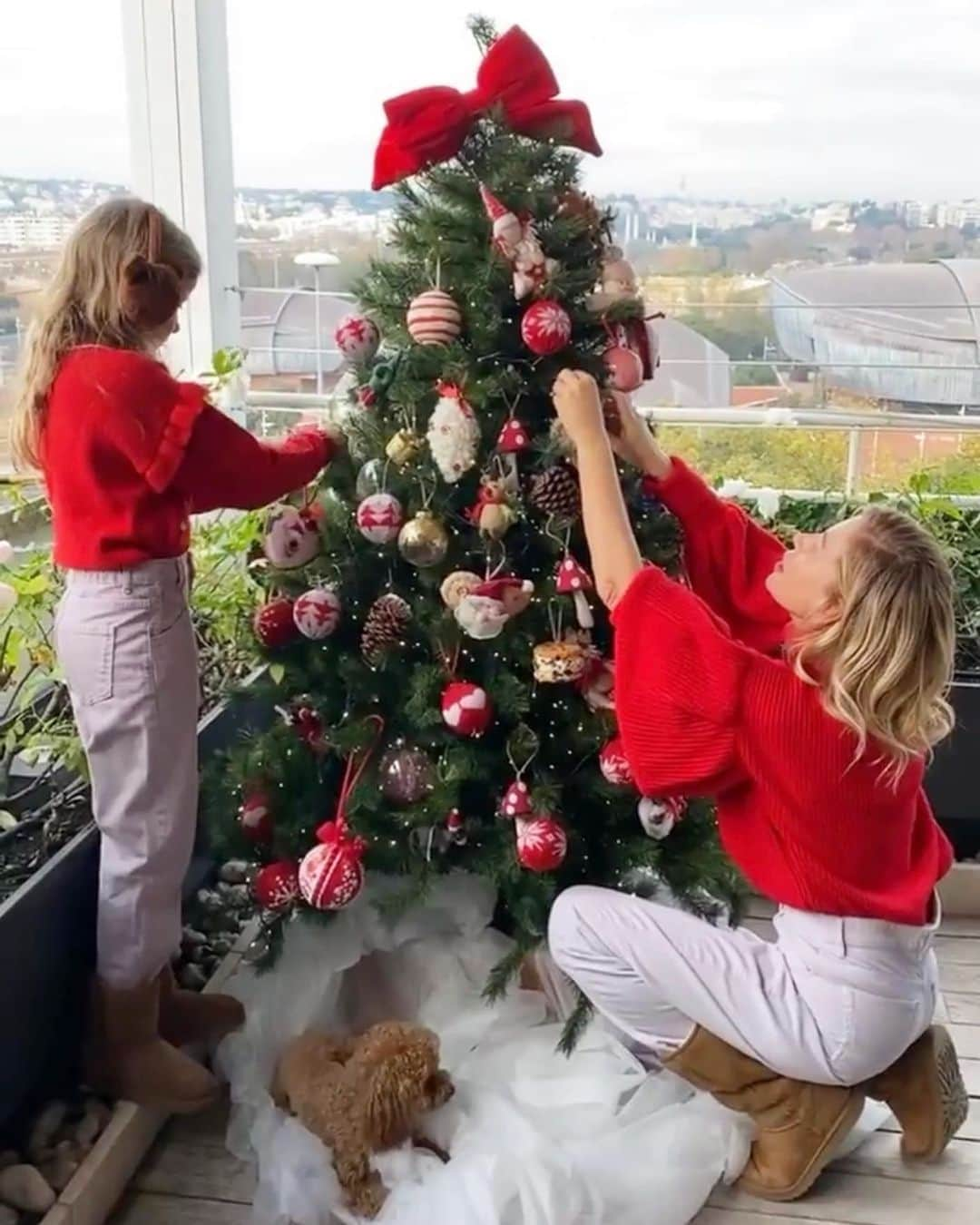 Alessia Marcuzziさんのインスタグラム写真 - (Alessia MarcuzziInstagram)「Ieri io e Mia abbiamo fatto l’albero di Natale un po’ in anticipo e abbiamo deciso di vestirci uguali per l’occasione! Da quando sono piccoli Tommy e Mia fanno l’albero e il presepe con me (Tommy ormai vive all’estero...non vediamo l’ora di vederlo), ed e’ un momento che ci piace da pazzi. Ogni anno lo decoriamo con le cose vecchie che abbiamo in casa e poi aggiungiamo una cosa nuova. Brownie si e’ reso molto utile😂 #christmasdecorations」11月29日 18時23分 - alessiamarcuzzi