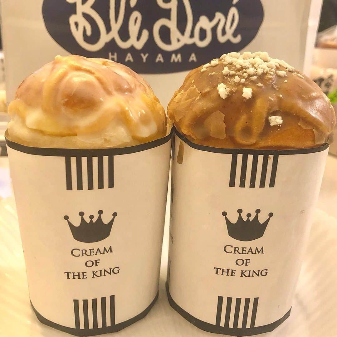 のインスタグラム：「𓊆麦香房epi𓊇in⥲長野  𓊗王様のクリームパン ¥389 𓊗王様のクリームパン¥405  (紅茶ver) ・ ------------❁𝚁𝚎𝚙𝚘𝚛𝚝❁---------- ・ 濃厚なクリームたっぷり~！King ofクリームパン！東武のパン祭りで出店してて買いました~◎(陳列してるの可愛い過ぎる) ・ クリームパンの形が特徴的で例えるなら♕←この冠みたいな(?)縦7センチくらいあって，てっぺんは砂糖でコーティングされる❁ ・ ------------❁𝙴𝚊𝚝❁------------ ・ クリームがとにかく濃厚でねっとりバニラの香りがすんごい🥺え？これクリームパン？ってなる…(いやほんとに王様)パティスリー麦香房epiに改名求む。 ・ パンとクリームの比率が4:6くらいで終始クリーム食べてる(飲んでる)(?)かんじ笑だから1個食べると結構お腹にくるかも!! ・ 紅茶verもアールグレイ？っぽい上品な香りとクリームのコクがすんばらしい…🥺でもこってり感はうすめかなぁ〜？個人的にノーマルの方がこてこてで好き◎ ・ ➦𝚙.𝚜: @hashibiro_gourmet ちゃんも言ってたけど紙取り外しにく過ぎて怖かった(泣)(クリームとび出そうで)  ❏-------------𝚜𝚑𝚘𝚙 𝚒𝚗𝚏𝚘 ﻿------------❑  📍長野県長野市青木島町綱島649-2   🍽営業時間⥲ 10:00〜18:00 (火曜日は〜17:00) 🛌定休日⥲ 日曜日 🚉最寄駅⥲ 川中島駅  ・ ・ #王様のクリームパン  #クリームパン  #パン活  #パン好きな人と繋がりたい  #パン屋巡り」