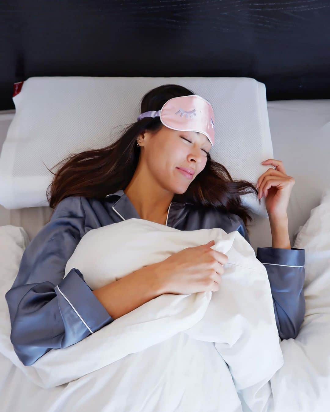 エミ・レナータさんのインスタグラム写真 - (エミ・レナータInstagram)「わたしが生活の中でとても大切にしている睡眠。 睡眠の質により、体のコンディションが変わります。ちゃんと睡眠がとれないとイライラしてしまう原因になったり。 起きている間はいろんなことを考えているので、体と共に脳を休ませることも大切です。 ”脳が眠る枕”としてスタンフォード式最⾼の睡眠の著者監修のもと開発されたBRAIN SLEEP PILLOW（ブレインスリープピロー）は、100％再⽣素材を使⽤されていて、自宅でも簡単に洗うことができて清潔に保つことができる優れもの！ みなさん、睡眠ちゃんととれていますか？  #ブレインスリープピロー #ブレインスリープ #脳眠 #pr @zzzland_official」11月29日 18時24分 - emi_renata