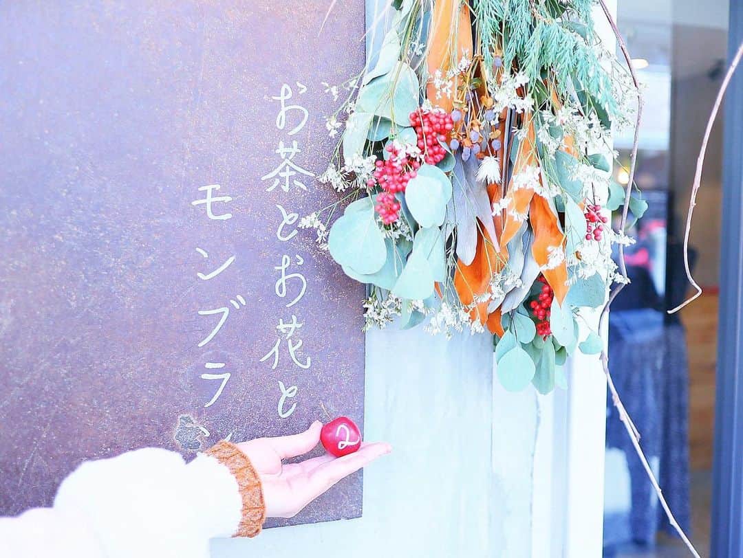 ゆいこ♡キラプリさんのインスタグラム写真 - (ゆいこ♡キラプリInstagram)「♡ . . ♡ゆいこのSweetMemories♡ . . 大阪茨木市にあるお洒落なモンブラン専門店 《お茶とお花とモンブラン》さん💐🌰🌿 （@ocha.ohana.montblanc ） . . ”ときめきを、ゆったりと愛でる時間” お菓子を、愛でる。お花を、愛でる。お茶を、愛でる。 そんな素敵なコンセプトのお店に行ってきました☺️✨ . . お店の開店時間前に到着し少し待っていると 開店時間にお店の方から整理番号の書かれた 姫りんごちゃんを渡してもらいました💖🍎🎀 何これ可愛い❣️お店に入る前からきゅんっ😭💕✨ . . 1皆でカフェ利用の際のルールや注意点などの 説明をして頂き、注文とお勘定を先に済ませて いざ2階のカフェスペースへ💖 . . ※1階で靴を脱いでやや急な階段を上がるので スカート女子やデートな方は色々お気をつけて👠✨ . . 階段を上がると天井一面に敷き詰められたたくさんの ドライフラワーが出迎えてくれました😍💐✨ . . そんな素敵空間でモンブラン（後日改めてご紹介）と 秋冬限定のほっこりあたたまるドリンク☕️﻿ 〈秋色りんごレモネード〉﻿を頂きました💖💖 . . 角切りされたリンゴ﻿がごろっごろいっぱい入っていて アップルパイの中身のような美味しさとボリューミーさに”これは飲めるスイーツ”という結論に私たちの中で至りました🍎✨ 美味しくめっちゃほっこりしたのでとってもおススメ💕 . . こちらのお店では皆さんが気持ち良く過せるためにルールを徹底されていますので事前にお店の公式Instagramを熟読してからゆっくりときめきタイムを楽しみに足を運んでみてください🤗✨ . . 《お茶とお花とモンブラン》 access：阪急茨木市駅から徒歩5分ほど open：11：00〜16：00(不定休) 席予約HP：ocha-ohana.com ※予約枠は各時間1席のみ。予約席以外もあります。 利用人数：当面1〜2名様のみ オンラインショップ：@medelumarket  . ♡*:♡*:♡*:♡*:♡*:♡*:♡*:♡*:♡ . 世界はこんなにも色鮮やかで ときめきに溢れてる♡☆*:.｡. .  . #お茶とお花とモンブラン﻿#ochaohanamontblanc#大阪カフェ﻿#茨木カフェ﻿#大阪スイーツ#茨木市カフェ﻿#茨木市スイーツ#茨木スイーツ#お花カフェ#ドライフラワーカフェ#姫りんご#モンブラン好き#モンブラン大好き#花カフェ#モンブラン専門店#飲めるスイーツ#インスタグルメアワード2020#travelnotepic#trevary#petrel_jp#lafary_jp#pinkteen_girls#retrip_gourmet#genic_cafe#genic_sweets#キラプリ#キラキラプリンセス  ※ドリンク写真の横に添えてあるお花はお店のものではなく持ち合わせていた私物です🙇‍♀️💐」11月29日 18時24分 - yuiko_kirakiraprincess