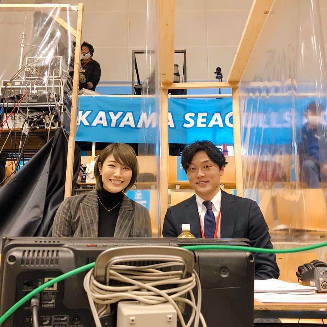 狩野舞子さんのインスタグラム写真 - (狩野舞子Instagram)「・ 岡山大会、2日間GAORAにて 解説をさせていただきました☺️🎤 ・ Vリーグは早くもレギュラーラウンド折り返し地点！！ 毎試合目が離せませんんんんん🏐 ・ 来週12/5はBSフジにて 久光スプリングス×JTマーヴェラス  12/6はGAORAにて 久光スプリングス×埼玉上尾メディックス JTマーヴェラス×岡山シーガルズ  3試合の解説をさせていただきます🙇‍♀️ よろしくお願いいたします😊🙌 ・ 金山アナウンサー、森本アナウンサー ありがとうございました✨ ・ #GAORA #バレーボール #Vリーグ #Vリーグはバレーだよ #金山泉 アナウンサー #森本栄浩 アナウンサー」11月29日 18時25分 - kanochan715