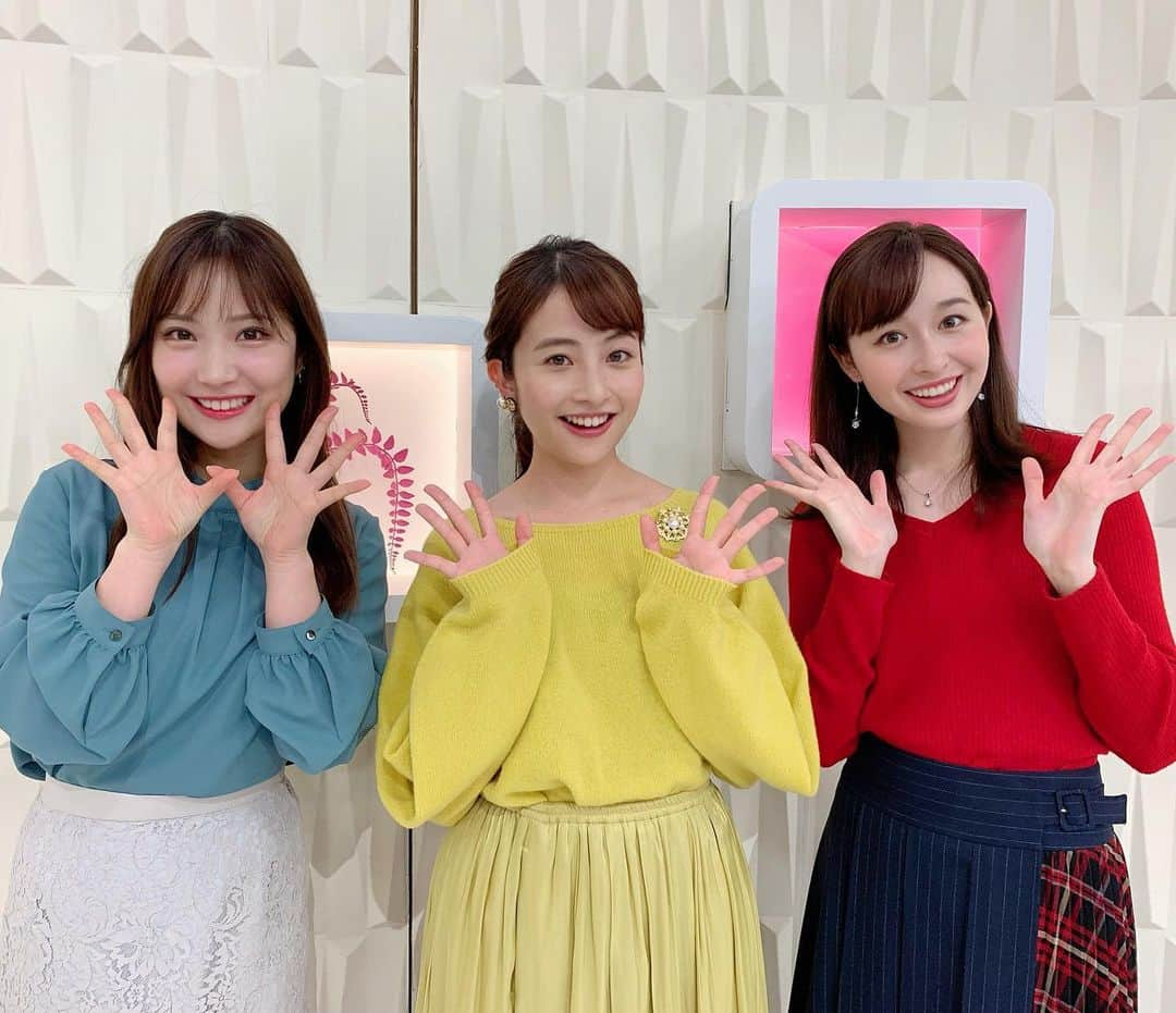 宇賀神メグさんのインスタグラム写真 - (宇賀神メグInstagram)「☀️ .  金曜日のあさチャン、 3人の衣装が信号カラーでした！🚦  ついつい並んで 写真を撮りたくなりました。😊  . こんなにカラフルな日は なかなか珍しい…かも？  (撮影時のみマスクを外しています。) . . . #あさチャン #信号機 #戦隊ヒーローみたい #あさチャンレンジャー  #とうっ 🦸‍♀️」11月29日 18時25分 - ugajin_megu