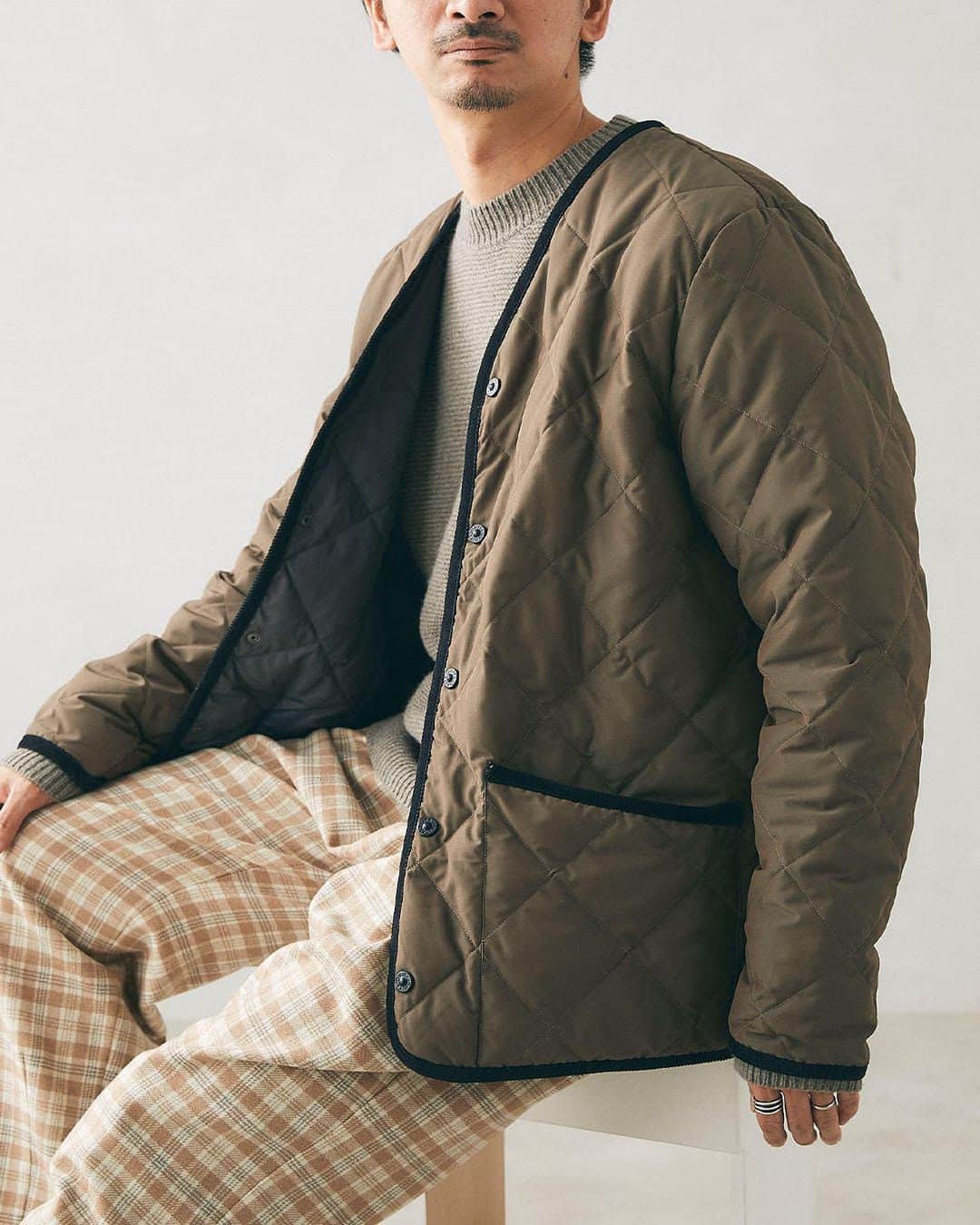 のインスタグラム：「Recommend The Basics﻿ ﻿ 【TAION×HOUSE HOLD】﻿ ﻿ JOURNAL STANDARD relumeが本当に届けたいベーシックアイテムをご紹介。﻿ ﻿ デイリーユースで着たいアイテムに求めることは、汎用性の高さ。﻿ ﻿ 2通り以上の着こなしができる、とか、様々な気候に対応する、とか、汚れにくい、とか。﻿ 更にいえば、シックな見た目であること。どこにでも着ていけること。﻿ ﻿ 『TAION』のインナーダウンはその名のとおり、"体温"を保持してくれる。﻿ ﻿ ソフトタッチの生地感、上品な印象は、ベーシックカジュアルを追求する『HOUSE HOLD』との別注だからこそ実現し得た。﻿ ﻿ 朝晩の冷え込みにもこれ一着あれば、即対応できる。﻿ ﻿ 同素材のキルティングバッグも。﻿ ﻿ ﻿ ﻿ 【TAION / タイオン】﻿ ブランド名の由来は、体温＝TAION。﻿ インナーダウンウェアを生活に必需な“体温を保持する”ウェアという名目で展開を目指し、価値のある価格の追求にフォーカスを当て、高機能・保温性・着心地に拘ったダウンウェアーを展開するブランド。高密度撥水加工を行った生地を中心に、機能性溢れるアイテムを取り扱っています。﻿ ﻿ ﻿ #TAION﻿ #daly﻿ #デイリーウェア﻿ #デイリーユース﻿ #innerdown﻿ #インナーダウン﻿ #downjacket﻿ #ダウン﻿ #ダウンジャケット﻿ #ダウンアウター﻿ #relume﻿ #journalstandardrelume﻿ #レリューム﻿ #recommendthbasics﻿ #冬アウター﻿ #今年のアウター﻿ #relume_basic﻿ #relume_unisex﻿ #relume_casual」