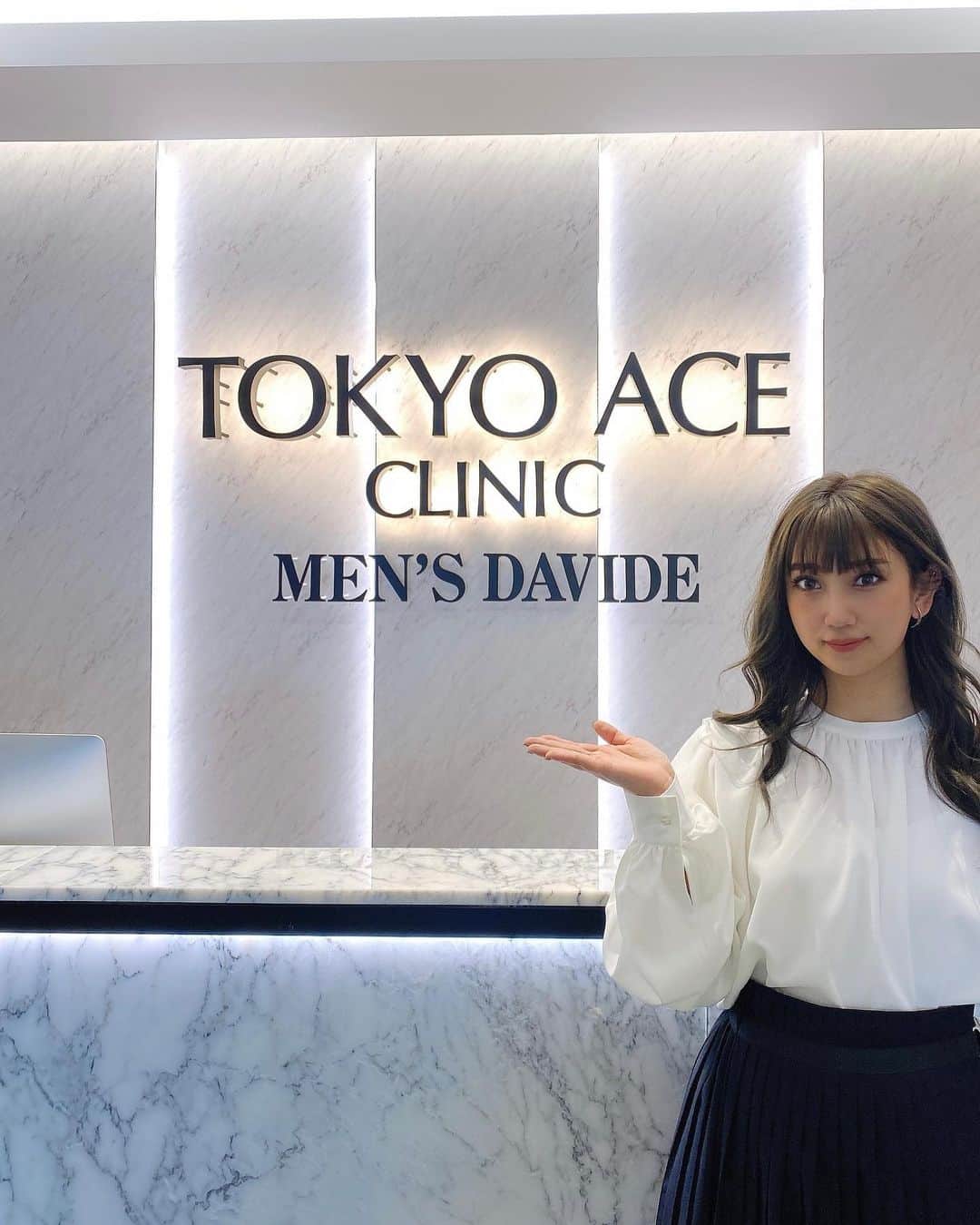 YUMIKAのインスタグラム：「TOKYO ACE CLINIC心斎橋院で 新型のハイフを受けてきました (•'-'•)♥️  心斎橋院は12/2OPENするという事で ひと足早く施術受けさせてもらいました🐶✨  ハイフ初めてだったけど施術直後から即効性が凄くてビックリちゃった😳‼️ シュッとなってハリが出て お肌がモチモチしてる不思議☺️💓  たったの一回でフェイスライン 引き締まってくれたから超感動😭♥️  3ヶ月に1回通えば良いらしいので 忙しい人にも本当にオススメです🥰  @tokyo_ace_clinic  メニューがすっごく豊富だし 心斎橋駅から近いので是非行ってみてね😆🍓  #tokyo_ace_clinic #美容皮膚科 #HIFU #ハイフ #小顔 #リフトアップ #アンチエイジング #美容メンテ」