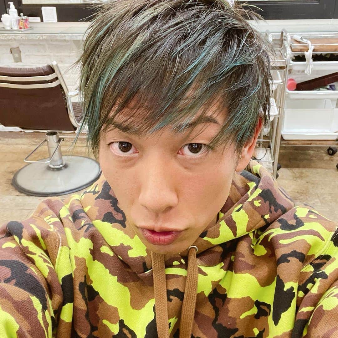 しみけんのインスタグラム：「髪の毛の色変えた😋」