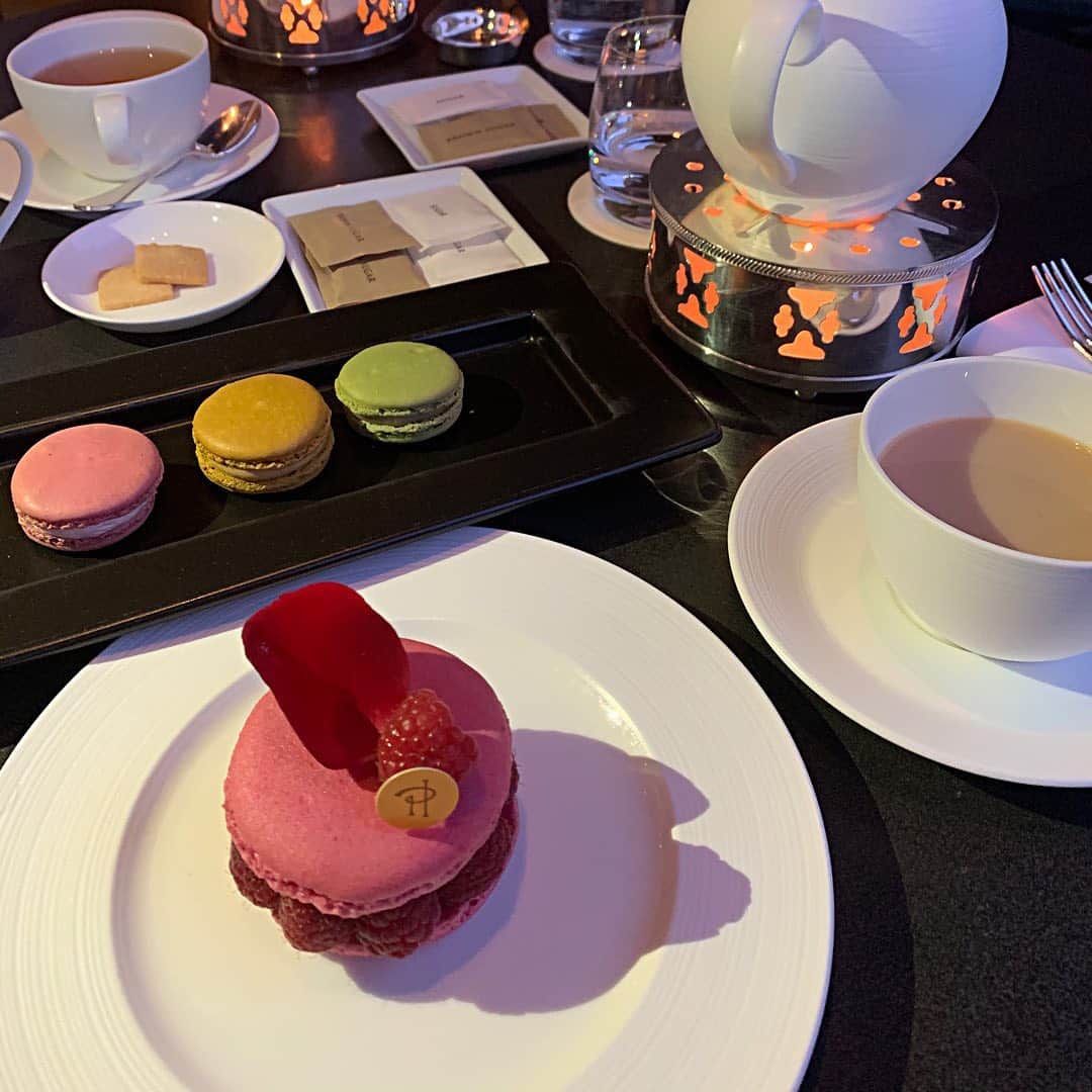 CHERIさんのインスタグラム写真 - (CHERIInstagram)「The Ritz Carlton Kyoto🍁 Enjoyed Pierre herme sweets♥️ 美味しくて声出た🥴  コントラストで色味調整したら目が加工した感満載でぴえんぴえんっ🥺  #theritzcarltonkyoto#kyototrip#desserts#pierreherme #京都リッツカールトン#ピエールエルメ#イスパハン#マカロン#京都紅葉#紅葉」11月29日 18時37分 - hi_cherish.gram