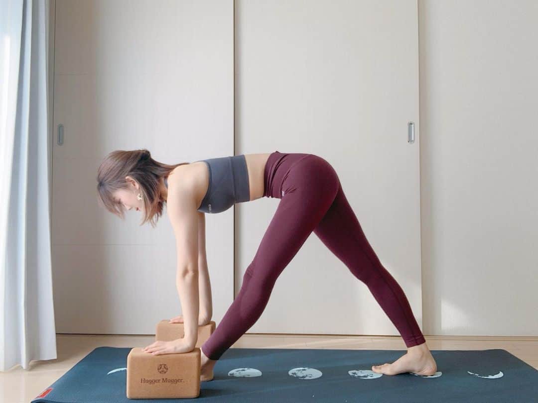 上坂由莉のインスタグラム：「﻿ \ \ 姿勢の改善に🧘‍♀️ / /﻿ ﻿ ﻿ ブロックを使って行なうと身体が硬くても﻿ 足裏だけでなく、背骨も綺麗に伸びます👆﻿ ﻿ ﻿ 効果⭐️﻿ ・猫背改善﻿ ・脚の強化﻿ ・脚の浮腫みの改善﻿ ・リフレッシュ﻿ ﻿ ﻿ 行い方⭐️﻿ 1. 脚を縦に1メートル程広げ、踵同士を一直線にする﻿ 2. 後ろ脚のつま先を30度外側に向ける﻿ 3. 骨盤を前足の方に向ける、左右の位置を揃える﻿ 4. 吸う息で背骨を伸ばす﻿ 5. 息を吐いて股関節から背中が伸びたまま前屈﻿ ⚠️背中が丸々時、足裏が痛い時はブロックを使うといいですよ🧱﻿ ﻿ ﻿ ブロック🧱： @huggermuggerjapan  ヨガマット🌕：﻿ @huggermuggerjapan  ヨガウェア🎽 ：﻿ @mightysolo  ヨガウェア→「yuriyoga15」15%OFF・送料無料﻿ ﻿ ﻿ #パールシュボッタナーサナ #ヨガポーズ #ヨガ #ヨガウェア﻿ #ヨガインストラクター #姿勢改善 #猫背改善 #美脚﻿ #huggermuggerjapan #IAmMightySolo #yogamat」