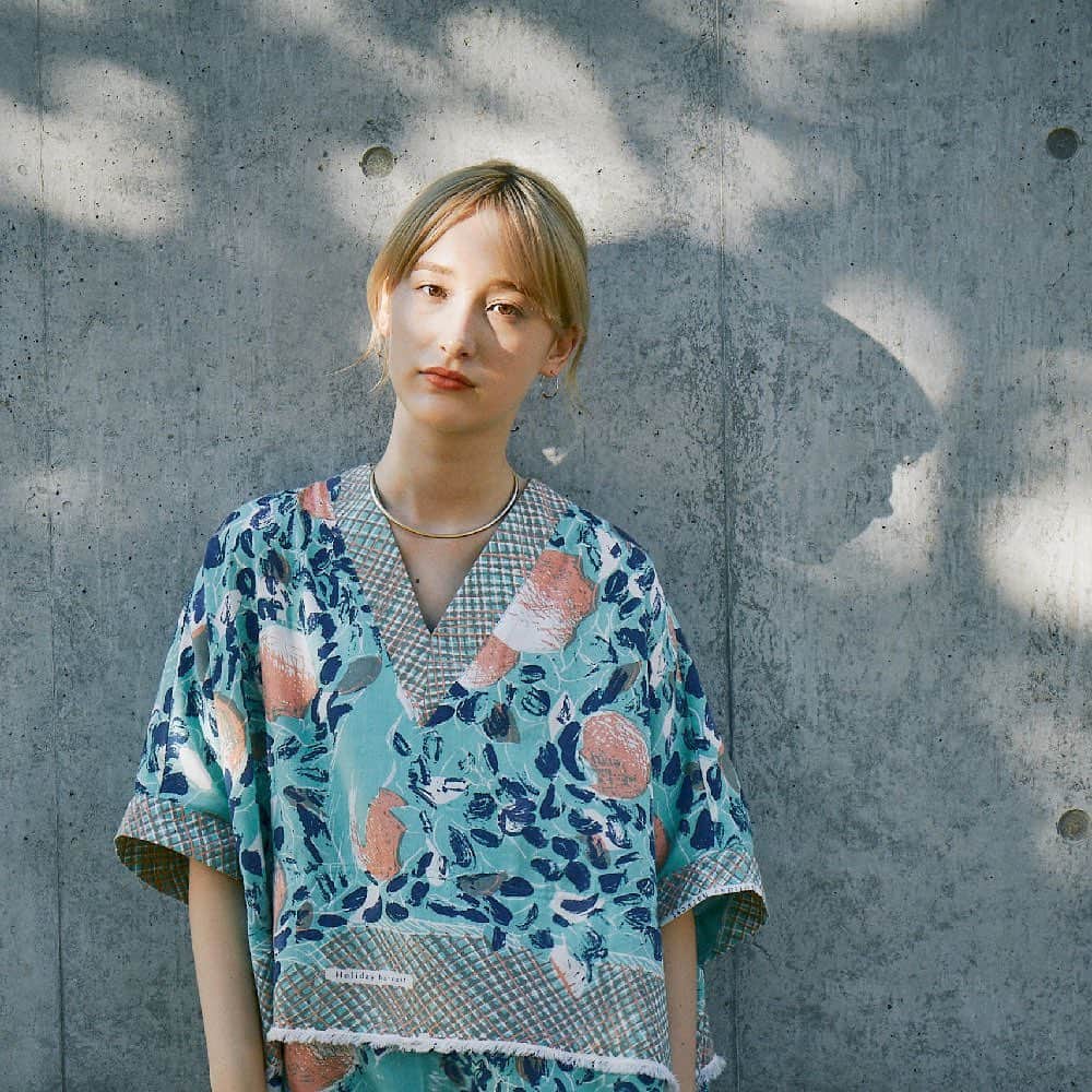 手紙社のインスタグラム：「【「新しいオンラインフェスティバル・布博」出展者紹介：YUMI YOSHIMOTO】﻿ 大胆なタッチにビビッドな色使いは「YUMI YOSHIMOTO（@yumi__yoshimoto）」だからこそ生み出せるデザイン。大学時代習った版画で出会った“エッチング”という技法が、今のスタイルの原点となっているとか。遠目で見た時と近くに寄って見た時で、それぞれの見え方が変わるのも面白いところです。“生活にスパイスとユーモアを添える”がコンセプトの YUMI YOSHIMOTO でちょっと冒険してみるのはどうでしょう。﻿ ﻿ ▶︎詳細はプロフィール「@textilefabrics」のリンクより公式サイトへ！﻿ ﻿ ＜「新しいオンラインフェスティバル・布博」開催概要＞﻿ 出展者によるオンラインミーティング開催期間：2020年12月14日（月）〜19日（土）﻿ オンラインショップ開設期間：2020年12月14日（月）〜26日（土）﻿ ※出展者によって開設期間が異なります﻿ 会場：新しいオンラインフェスティバル・布博 公式サイト﻿ ﻿ ◎「新しいオンラインフェスティバル・布博」は3本立て！﻿ 1. オンラインミーティング（番組）﻿ 出展者のアトリエ紹介や制作工程、作品への愛などを出展者からリアルタイムで直接聞くことができる番組を配信。﻿ 2. オンラインショッピング﻿ 出展者による新作や、ここでしか買えない限定作品、もちろん、定番商品も購入することができます！﻿ 3. ライブ番組﻿ ミーティング最終日に豪華アーティストによる音楽ライブや、スタイリストによるファッションコーディネートやお悩み相談会を生中継でお届けします！﻿ ﻿ #手紙社#手紙舎#tegamisha#布博#nunohaku#zoom#zoom講座#オンライン講座#オンラインイベント#オンライン#オンライン配信#オンライン開催#新しいオンラインフェスティバル#新しいオンラインフェスティバル布博#YUMIYOSHIMOTO#服」