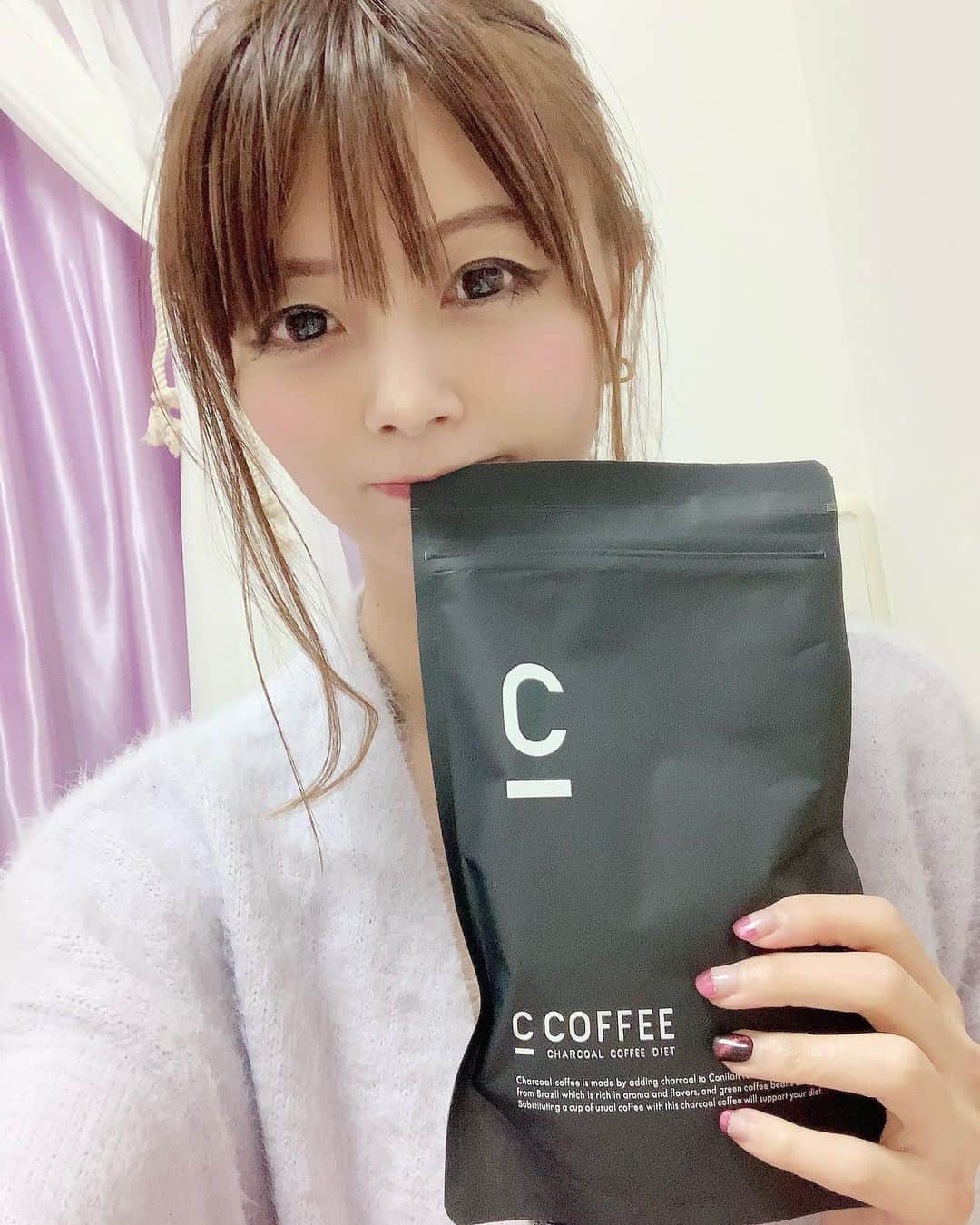 satomiさんのインスタグラム写真 - (satomiInstagram)「コーヒー好きな人必見❗️ C COFFEE（﻿ @c_coffee_official )☕️ ・ チャコールクレンズと乳酸菌が1億個配合のおかげかお腹の調子がすごくいいです💕 ・ 香りも凄くいいし、味も癖が全然ないよ☕️ わたしは猫舌でお子ちゃま味覚なので豆乳入れて飲んでます☺️✨ ・﻿ いつも通りコーヒー飲むだけで美容やダイエットにも﻿いいっていいよね💕 ・ #チャコールコーヒー  #ダイエットコーヒー #コーヒーのある暮らし #炭 #MCTオイル #チャコールクレンズ #ダイエット #シーコーヒー #cコーヒー #c_coffee #ダイエット」11月29日 18時33分 - saatoomii47