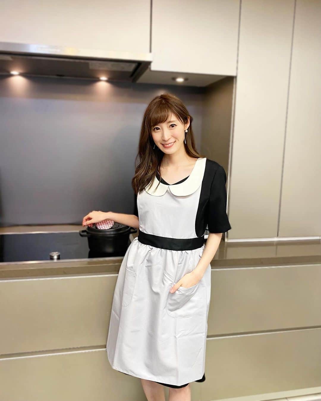 小林真由のインスタグラム：「襟付きのエプロン♡﻿ よく洗うものだから、すぐ乾くしシワにならないところもお気に入り❣ @sophie_and_b_ ️﻿ ﻿ #ファッション #コーデ #ママコーデ #女の子ママ #男の子ママ #ママライフ #コーディネート #2歳 #生後3ヶ月 #ベビー #二人育児 #エプロン #キッチン #料理 #クッキング」
