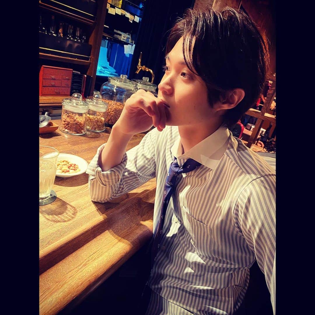 磯村勇斗さんのインスタグラム写真 - (磯村勇斗Instagram)「.  ナッツとハイボール  きっと「彼女」の事を 考えているのだろう。。。  #恋する母たち #こいはは #来週は第7話」11月29日 18時38分 - hayato_isomura