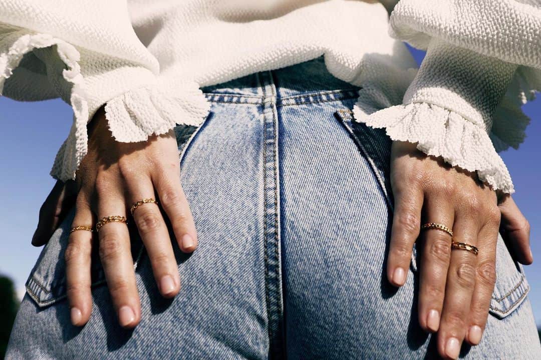 Estée Lalondeのインスタグラム：「ad / A Sunday morning message from me and my booty 🍑 : just 2 more days to get 20% off alllll of my @daisy_jewellery using the code BF2020 🙏 Check out my “20% off” highlight to see lots of the pieces in action! #esteelalondeXdaisy」