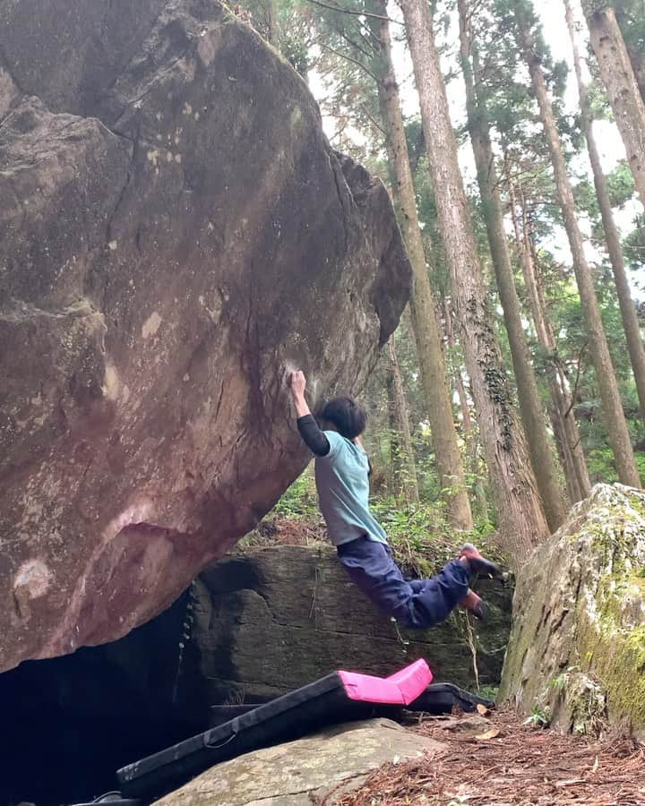 石松大晟のインスタグラム：「・﻿ 今日は耳取ボルダーへ🏔﻿ ﻿ 狙っていた『乾きの海』は核心の1手を止めれる確率が悪すぎて、繋げトライも出来ずに敗退…。﻿ ﻿ 坊主は嫌だから周りの岩をトライして3本ゲット👍﻿ ﻿ 熱帯夜　V11  FLASH﻿ ウサギ　V8﻿ CORDLESS V6 FLASH﻿ ﻿ 熊本帰省はこれで終了！！﻿ 帰ってトレーニングだ🔥﻿ ﻿ #climbing #bouldering #rockclimbing #climbing_videos_of_instagram #bouldering_videos_of_instagram ﻿ #クライミング #ボルダリング ﻿ ﻿ ﻿」