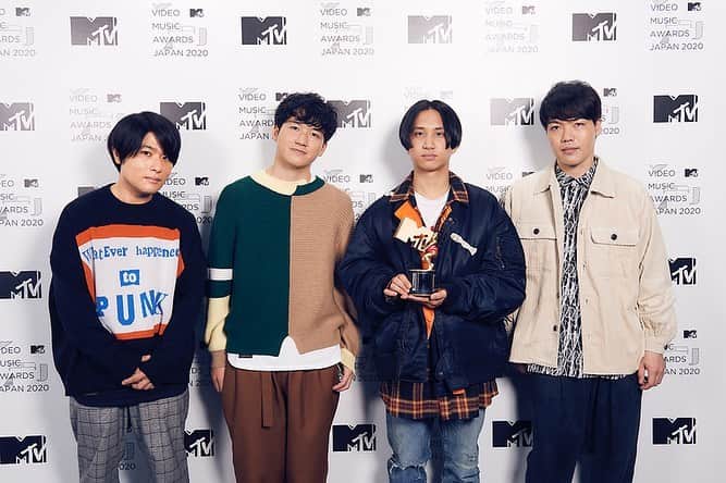 のインスタグラム：「_  豪華アーティストが集結する【MTV #VMAJ2020 -THE LIVE-】が今夜20:00より配信されます❣🙊️📡⚡️  今回『恋人ごっこ』のMVが “最優秀邦楽新人アーティストビデオ賞” を受賞しました🙏🏆✨  🔽視聴方法🔽  ⚫︎MTV: fal.cn/3bSyh ⚫︎Hulu: fal.cn/3bSyi  #MTV #mtvjapan #BiSH #あいみょん #BABYMETAL #CreepyNuts #DISH #E_girls #瑛人 #日向坂46 #JO1 #LittleGleeMonster #マカロニえんぴつ #NiziU」