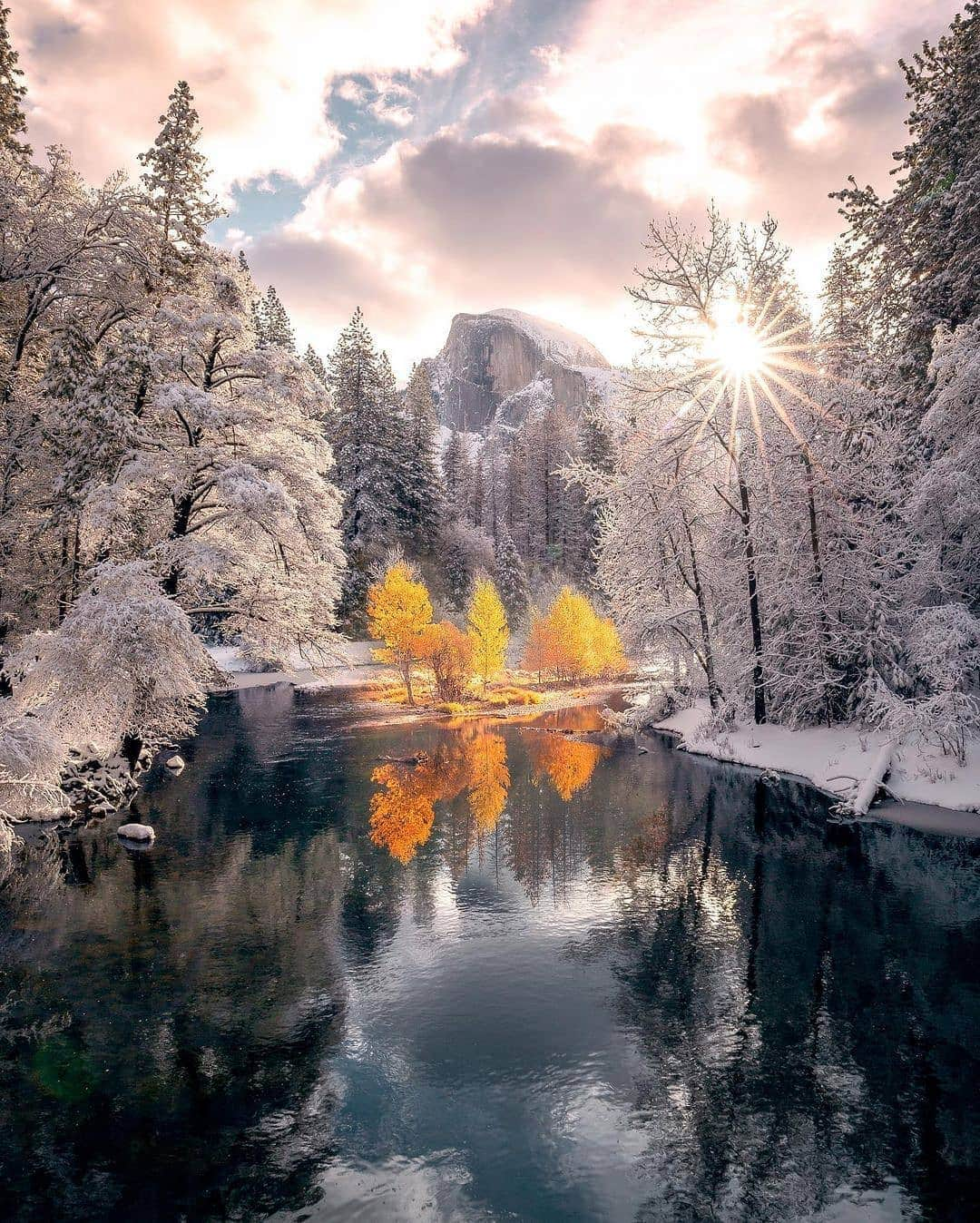 BEAUTIFUL DESTINATIONSさんのインスタグラム写真 - (BEAUTIFUL DESTINATIONSInstagram)「The last remnants of autumn. How eye-catching is this photo depicting the transition from autumn to winter? 🍁  Yosemite National Park covers more than 1,100 square miles and is open to visitors—so, if you’re looking for a little more space, head over here for your much-needed nature getaway.  What are your favorite national parks? ✨  📸 @neohumanity 📍 Yosemite National Park, California」11月29日 18時48分 - beautifuldestinations