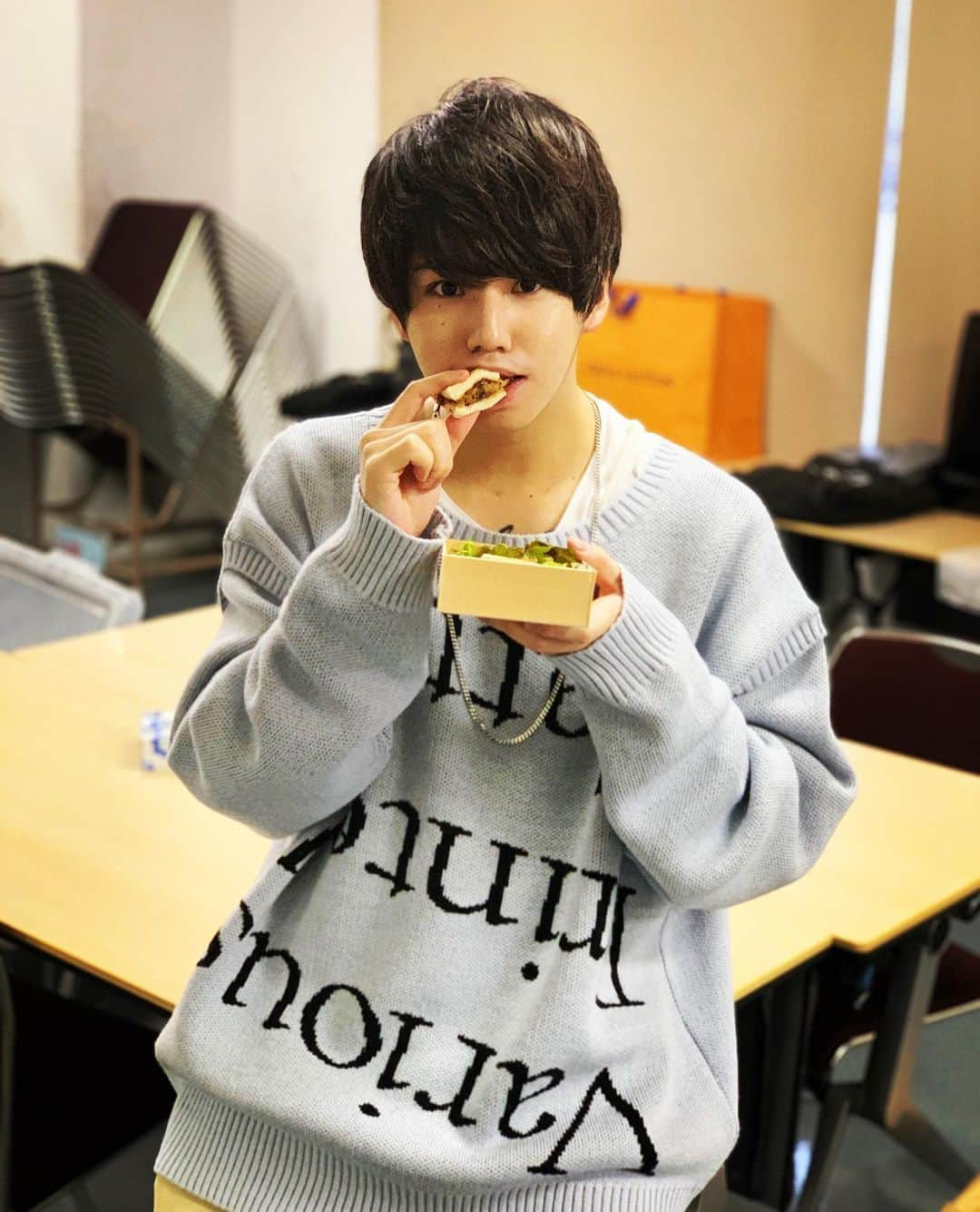 Hiroさんのインスタグラム写真 - (HiroInstagram)「いい肉の日。🥩  #11月29日 #今日はお肉の日 #夜ご飯は焼肉にしよかな #でも #肉全部一気に焼く奴 #ホルモン大量に焼いて炎上させる奴 #玉ねぎを必要以上の量焼いて領土占拠してくる奴 #アイスのタイミングでキノコのホイル焼き頼む奴 #飲み放題のメニューじゃない生絞りレモンサワーとかを頼む奴 #ミノを次の日まで噛んでる奴 #焼肉中に飼ってる牛を見せてくる奴 #牛に育てられた奴 #豚に育てられた奴 #肉の声が聞こえるとか言う奴 #こういう奴らとは肉食べたくない #話変わってくる #あと焼肉屋さんの表の看板でナイフとフォーク持ってる牛のキャラクターの笑顔切なすぎ #でも吹き出しで #豚と鳥もあるよ #という突然の裏切り #自分だけは助かりたい精神 #無駄な足掻き #一旦カツサンド挟みます #さんきゅーな」11月29日 18時52分 - hiro_mfs_official