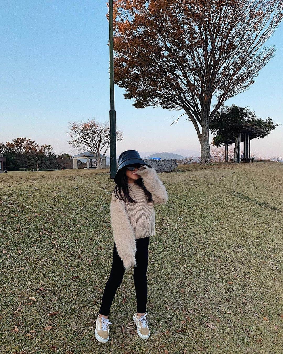 のインスタグラム：「. 私のバケハかぶってるよ👧🏻 2枚目の動画なんか好き💋💕 KNIT : @globalwork_kids_official  PANTS : @uniqlo  SHOES : @vans  HAT : @murua_official」
