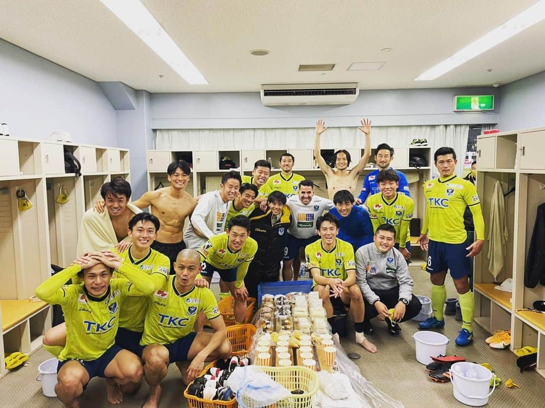 溝渕雄志のインスタグラム：「. 2-0の完封勝利⚽️⚽️  無失点で締めることができて良かった。 皆さんの後押しのおかげで、最後まで集中を切らすことなく、前向きに闘うことができました。 日々支えてくれている方々に感謝します。  中2日での新潟戦も全力で闘えるよう、良い準備をします！！  勝った後の皆の笑顔は最高だ☺️  #応援ありがとうございました #栃木sc #レノファ山口 #溝渕雄志」