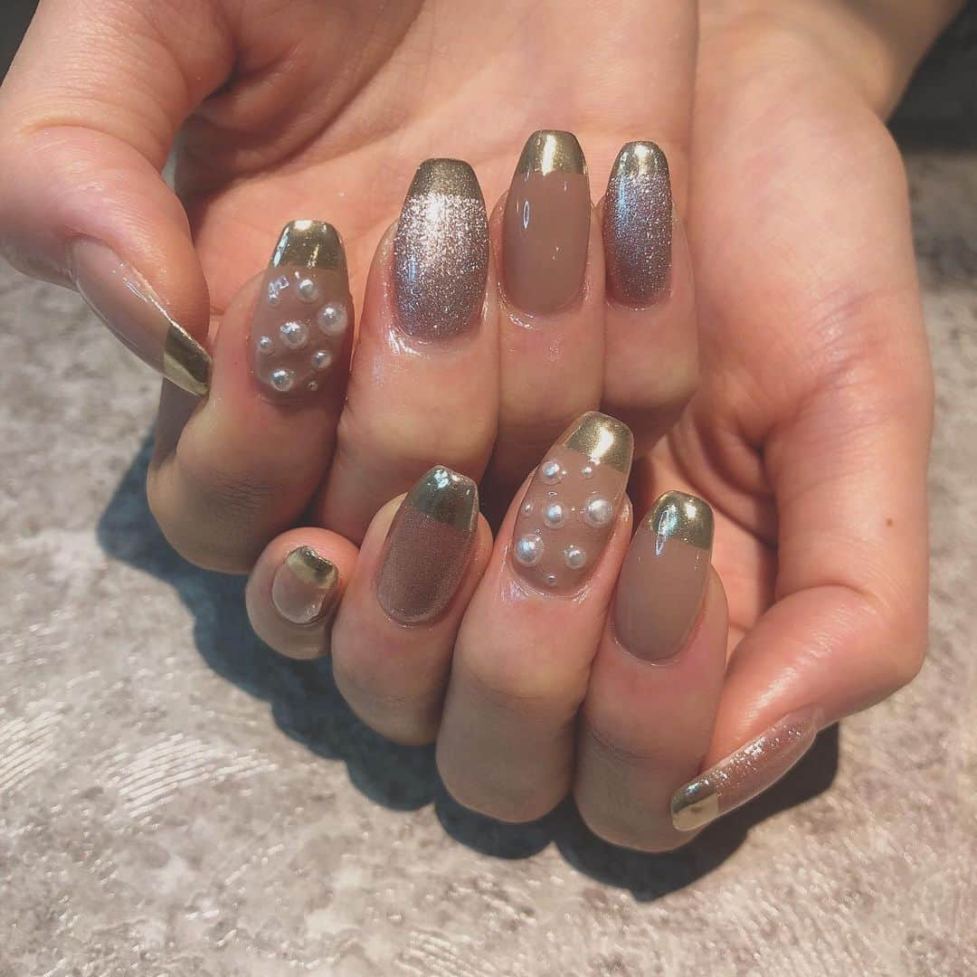 加美杏奈さんのインスタグラム写真 - (加美杏奈Instagram)「・ New nail💅🏼 ・ #nail#naildesign#simplenails#pearl#mirror#mirrornails#magnetnails#frenchnails#nuancenail#nuancenails#冬ネイル#2020ネイルデザイン#ハンドネイル#💅🏼」11月29日 18時59分 - anna.kami3