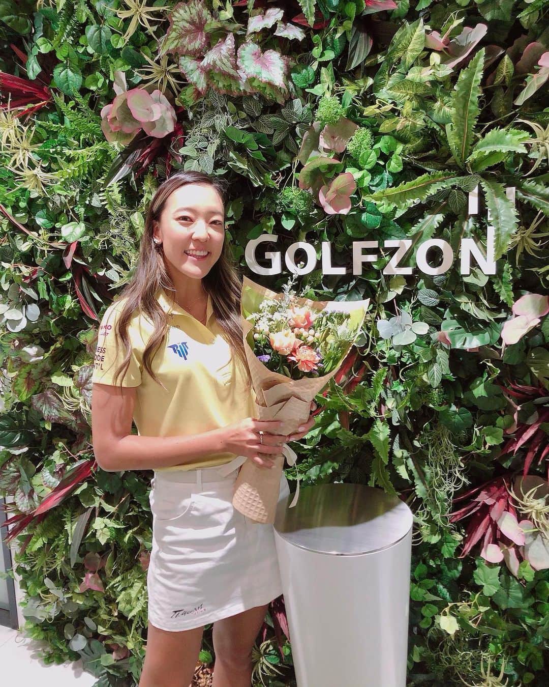 エイミー・コガのインスタグラム：「10月にオープンしたAkiba Golf Studioにあそびに行ってきました✨ 今年スポンサーしてもらってるGOLFZONさんのシムレーションシステムがいっぱいおいてました😆 エイミーみたいにそとがさむくていやな人たちはインドアゴルフもオススメですよ🙆‍♀️ それでそれでこのまえは小さなGOLFZONのイベントやりました🧡 今年のしあいはギャラリーさんたちがなくてさびしかったのでこんなかんじで人のまえでゴルフするのがたのしかったです！  エイミーのトルネード🌪ショットもあったよー  Successful event and talk show with my sponsor GOLFZON. I would like thank everyone who came out to watch me play!💙 Swipe to check out my tornado shot 🌪 #エイミーコガ　#GOLFZON」