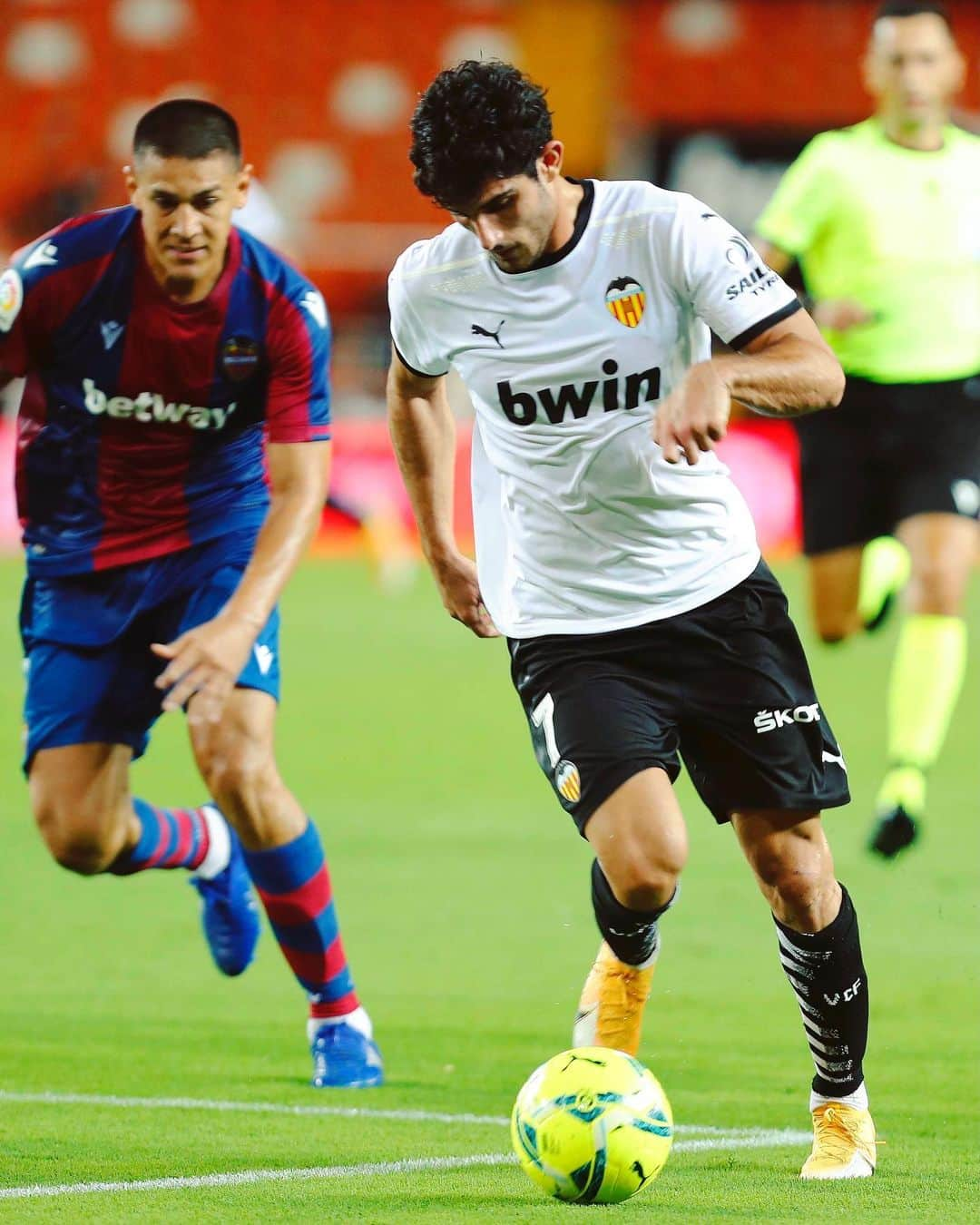 LFPさんのインスタグラム写真 - (LFPInstagram)「#HBD, @goncaloguedes15! 🎁  #Guedes #Valencia #Bday #LaLiga #LaLigaSantander #HayQueVivirla #YouHaveToLiveIt」11月29日 18時59分 - laliga