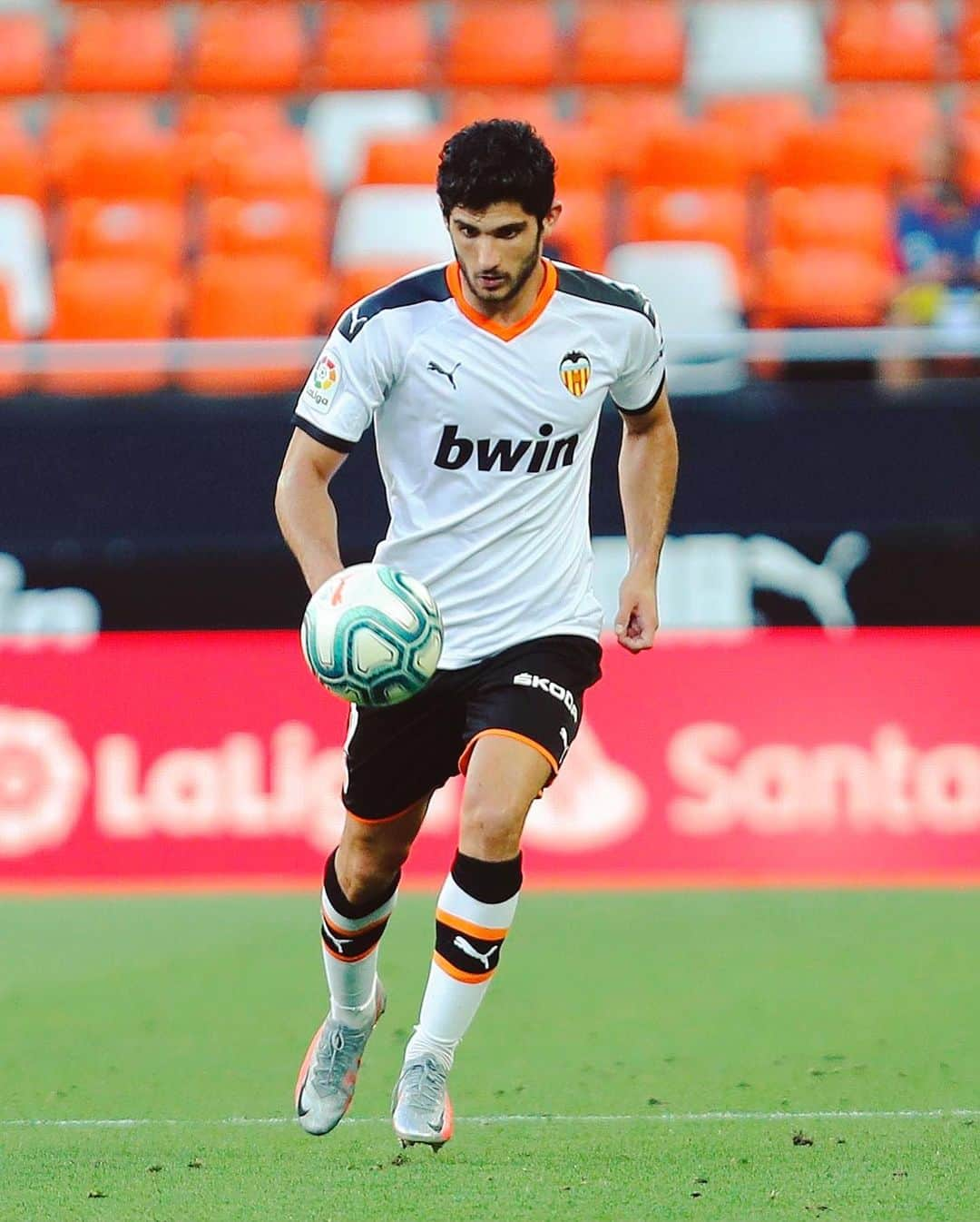 LFPさんのインスタグラム写真 - (LFPInstagram)「#HBD, @goncaloguedes15! 🎁  #Guedes #Valencia #Bday #LaLiga #LaLigaSantander #HayQueVivirla #YouHaveToLiveIt」11月29日 18時59分 - laliga