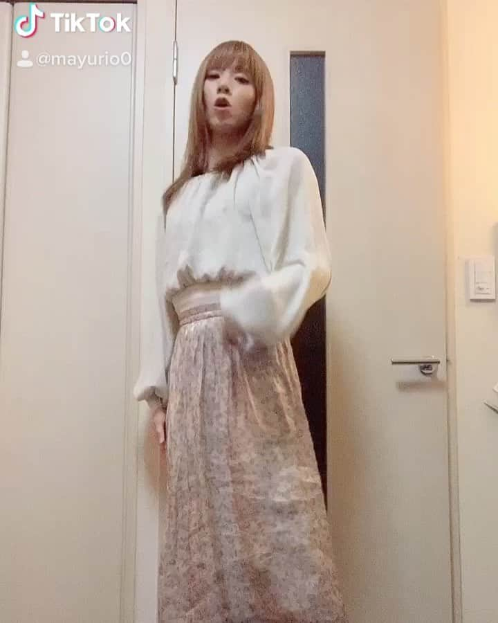 まゆりのインスタグラム：「適当に好きなように踊るのが普段から大好きな私です🙋‍♀️#tiktok」