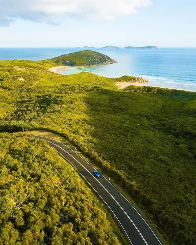 Australiaさんのインスタグラム写真 - (AustraliaInstagram)「Take us with you please! 🙏🚙 @jakemarinov captured this amazing #drone shot while road-tripping along the coast in @visitgippsland's #WilsonsPromontory National Park in Victoria. The national park is known for its beautiful beaches, rugged granite mountains, abundant wildlife, and spring wildflowers 🌷The best way to explore the region is to pack your tent and pull on your hiking boots because the reserve is threaded with walking tracks, and quiet camp spots like Tidal River camping and Stockyard Camp. A must-visit is #SqueakyBeach, named for its squeaky quartz sand. For more outdoor adventures in Gippsland, visit the link in our bio. #seeaustralia #visitmelbourne, #visitvictoria, #WilsonsPromontoryNationalPark」11月29日 19時00分 - australia