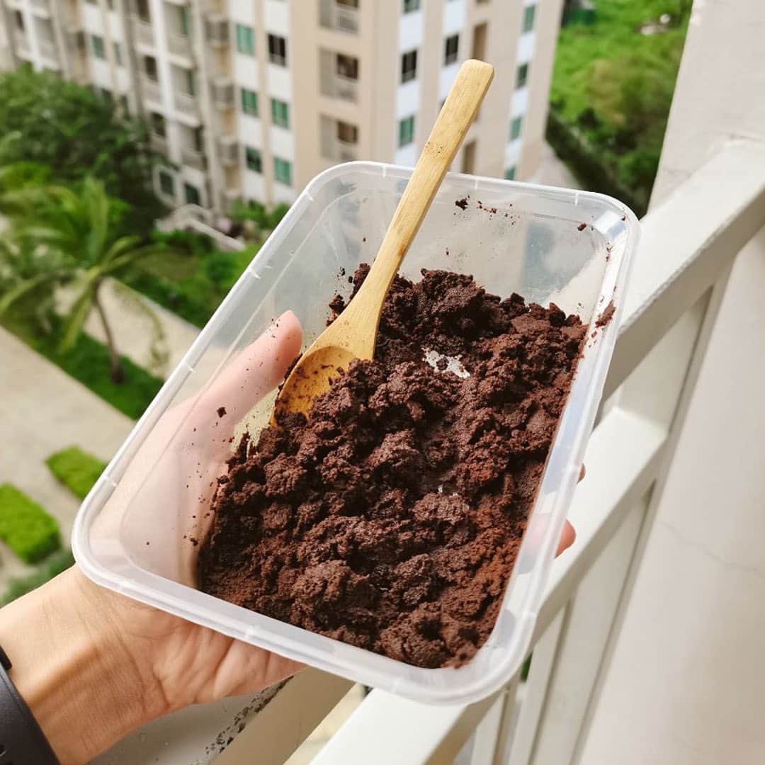 ミーガン・ヤングさんのインスタグラム写真 - (ミーガン・ヤングInstagram)「If you follow our vlogs, you'll know how much Fofo and I love coffee. I've always wondered what cafes do with the used coffee grounds after a days work. Since we have our own mini cafe at home (hehehe) I made sure that everything we used was #SustainAbilidad ❤️ all our meal plan containers are used to store our coffee and it's also used to make a COFFEE body scrub 😍 another idea for the plant titas and plant titos out there is that used coffee grounds can be a fertilizer for your plants as well! What are the ways you guys recycle at home? ♻️ Head on over to @CookmunitybyAjinomotoPH for more tips on environment sustainability ❤️」11月29日 19時00分 - meganbata