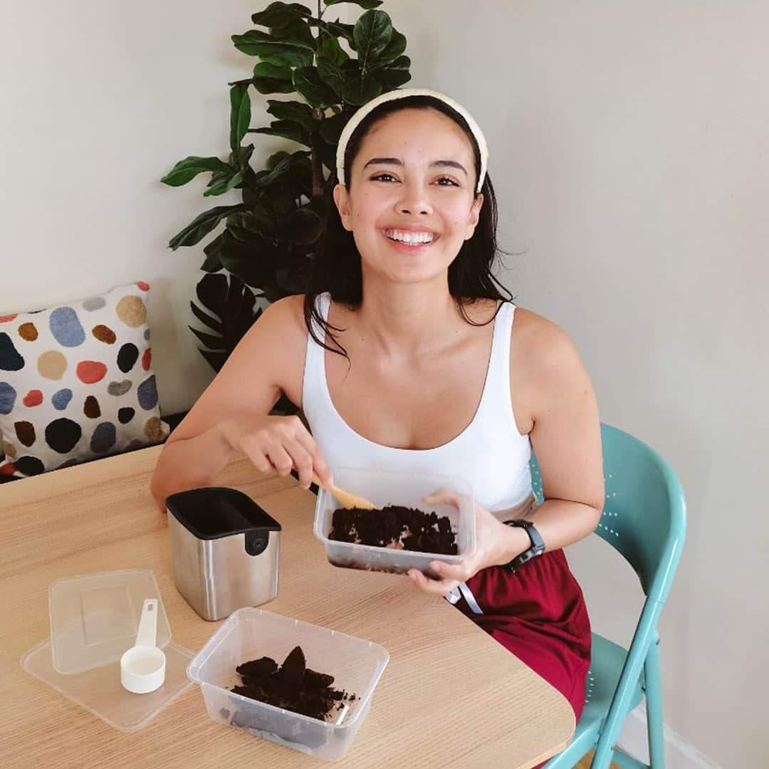 ミーガン・ヤングさんのインスタグラム写真 - (ミーガン・ヤングInstagram)「If you follow our vlogs, you'll know how much Fofo and I love coffee. I've always wondered what cafes do with the used coffee grounds after a days work. Since we have our own mini cafe at home (hehehe) I made sure that everything we used was #SustainAbilidad ❤️ all our meal plan containers are used to store our coffee and it's also used to make a COFFEE body scrub 😍 another idea for the plant titas and plant titos out there is that used coffee grounds can be a fertilizer for your plants as well! What are the ways you guys recycle at home? ♻️ Head on over to @CookmunitybyAjinomotoPH for more tips on environment sustainability ❤️」11月29日 19時00分 - meganbata