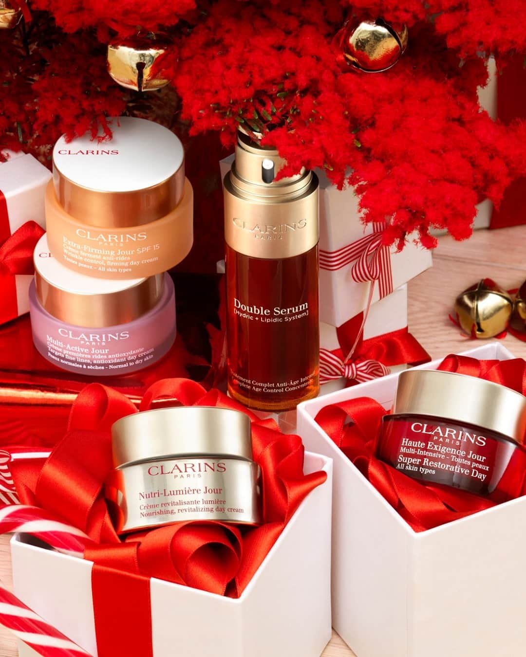 ClarinsUKさんのインスタグラム写真 - (ClarinsUKInstagram)「Are you feeling festive yet? 🎁  Give the gift of beautiful skin this season, and discover our collection of body and skin care must-haves, designed to ensure you have a truly beautiful Christmas.  #ChristmasWithClarins #GiftSets #Clarins」11月29日 19時00分 - clarinsuk