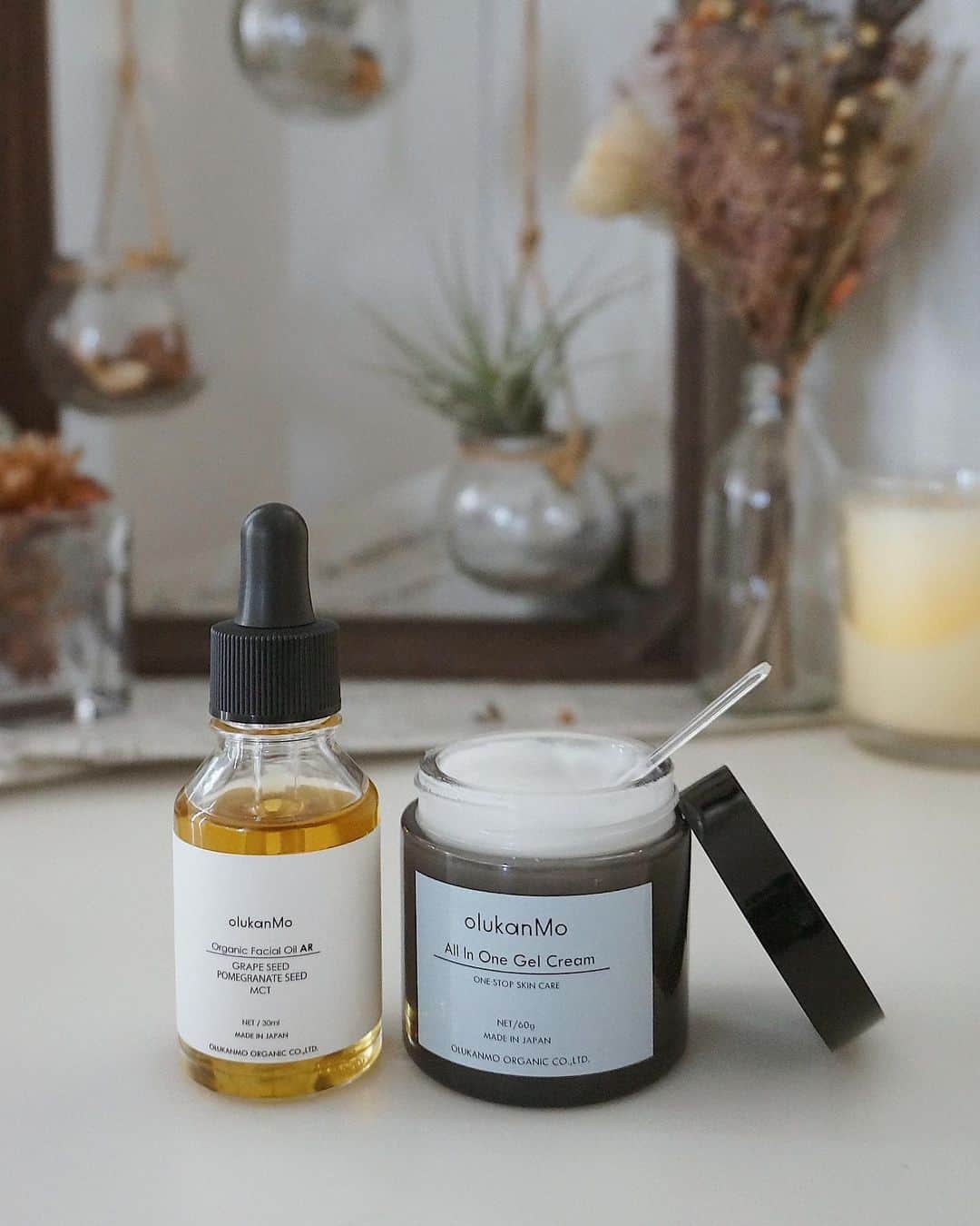 mikicoco00のインスタグラム：「* * 最近お気に入りの オルカンモオ－ルインワンゲルクリーム @olukanmo_organic ビタミンEの高い抗酸化作用により アンチエイジングに効果大◎  高い保湿力だけどベタつかず、しっとりする感じ♡ 1つで化粧水、美容液、ミルク、クリームの成分を含むので、 スキンケアも簡単～😳👏🏻 楽したい♡笑  オイルと一緒に使うと更にもっちりに♡ オイルは爪、髪にも使えるのでそのまま全身ケア🙈  これから乾燥が気になる季節❄ しっかりお手入れしていこう☺️  * * * * * #ビタミンE#アンチエイジング #その言葉に弱い #🤭🙊  #オルカンモ #olukanmo  #オルカンモオールインワンゲルクリーム  #オーガニック#フェイシャルオイル  #10秒スキンケア」