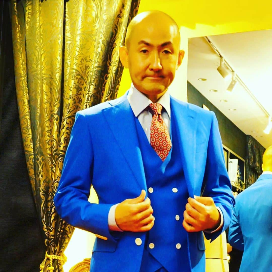 Luxumさんのインスタグラム写真 - (LuxumInstagram)「こちらのお洒落でイケてる紳士は？？  お笑い芸人のベン山形さんです✨  #ordersuit #order #suit #mensfashion #mensclothing #menswear #mensstyle #OSAKA #gurkha #ここでしか作れない #オーダースーツ #スーツ #オーダースーツ大阪 #メンズファッション #大阪 #心斎橋 #南船場 #luxum #sembal4 #お洒落さんと繋がりたい #ベン山形 #村上ショージ #お笑い #お笑い芸人 #吉本興業 #漫才 #一輪車 #ブルースーツ #眼鏡 #ピン芸人」11月29日 19時12分 - order_suit_luxum