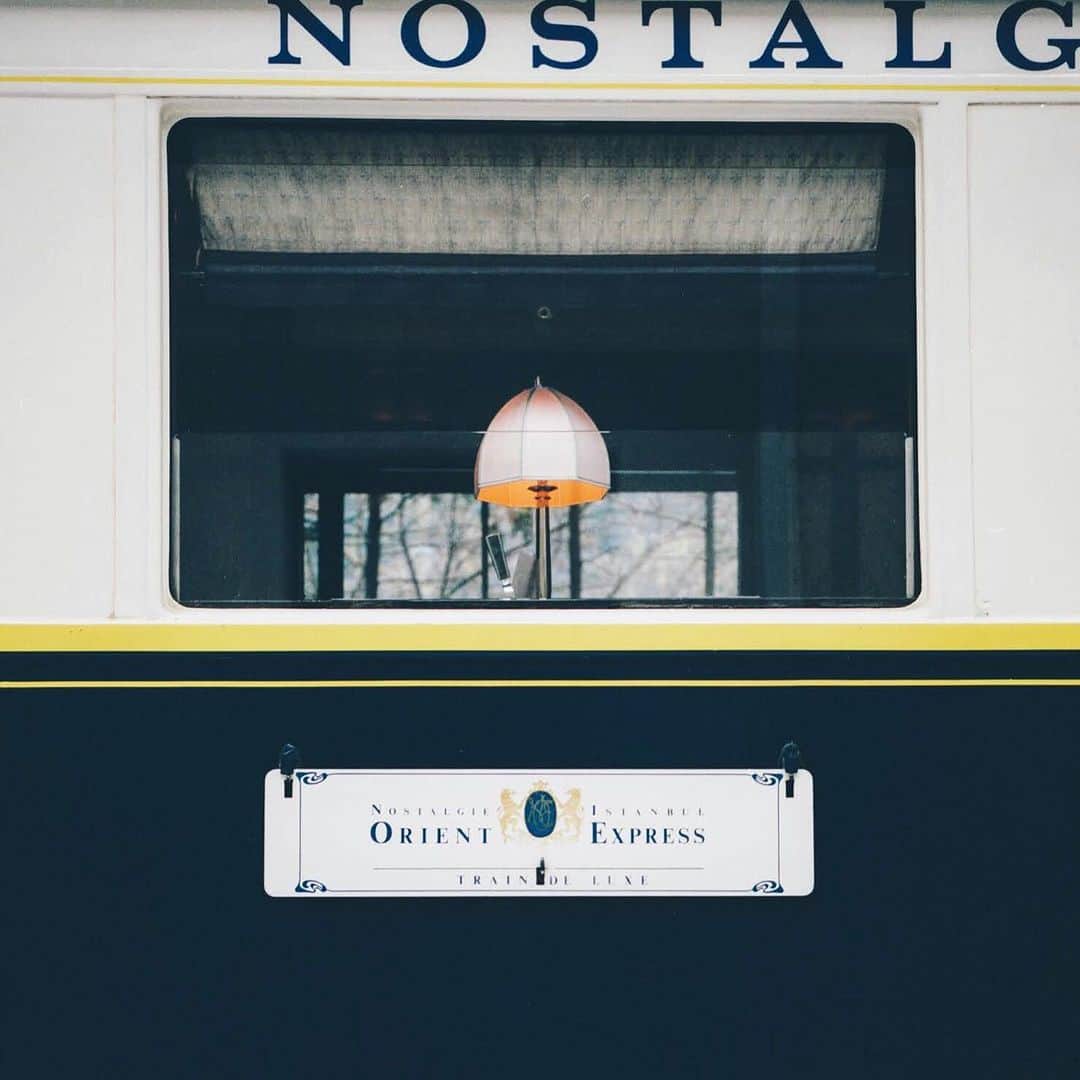 のインスタグラム：「Orient Express  LE TRAIN 1929年製 PULLMAN 1st CLASSE  No.4158  2001年まで 現役で活躍し続けたあと箱根へ オリエント急行 40分の乗車は 美味しくて至福の時間  いつかまた 列車でいろんな国を旅したいな  #miki_travel_life 少しずつUPします 今回はフィルムちゃんと撮れてた、涙  #LaliqueMuseum #OrientExpress  #rolleilife #Rolleiflex」