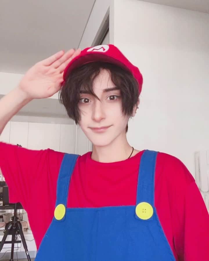 ナイトのインスタグラム：「Super Mario!!! 🌟 Today I dressed as Mario for my cooking stream on Twitch. We made pizza 🍕 I really liked the outfit so recorded a small video for TikTok~ #cosplay #mario #mariocosplay #コスプレ #supermario #nintendo」