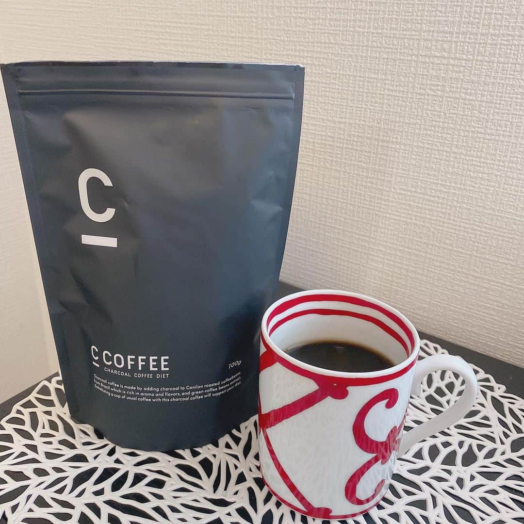 庄司ゆうこさんのインスタグラム写真 - (庄司ゆうこInstagram)「毎朝コーヒーは必ず飲んでましたが、最近はいつものコーヒーを @c_coffee_official シーコーヒーに置き換えて飲んでます❣️ このシーコーヒーは、ダイエット効果抜群で、飲むと内側からポカポカしてきて代謝上がるからトイレも近くなり、お陰様で毎朝快調快便でお腹まわりがスッキリしてきたよ。笑 コーヒーの味と変わらないからストレスなくダイエット出来て最高✨ 毎朝の楽しみです🤗 #おうち時間 #C_COFFEE #Cコーヒー #チャコールクレンズ゙ #チャコールコーヒー ​#コーヒー #コーヒーのある暮らし  #コーヒータイム  #コーヒー好きな人と繋がりたい」11月29日 19時06分 - yuko.shoji