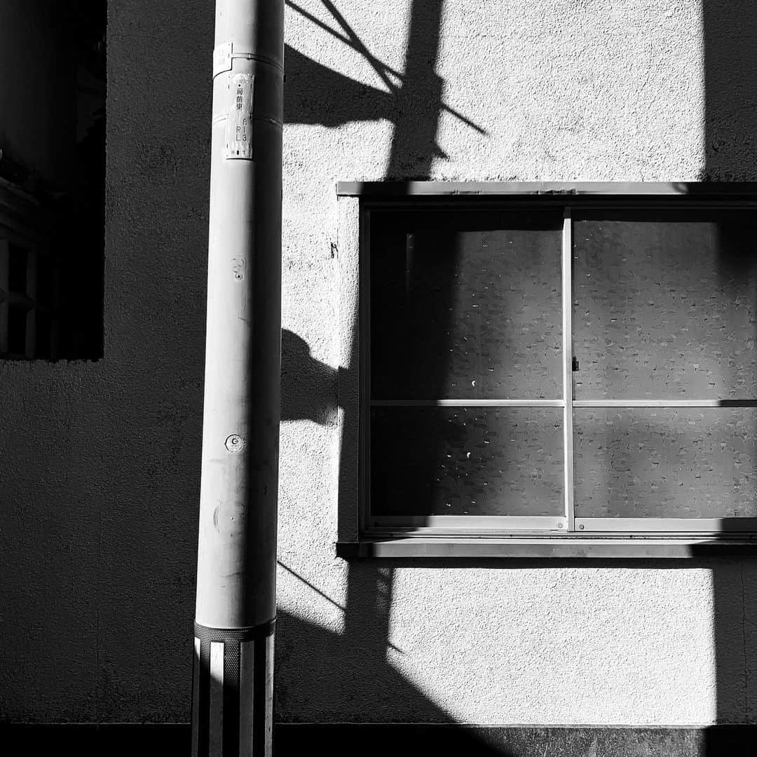 naotakeのインスタグラム：「窓 - A window / D810 & Snapseed, 20201130 . . 青山のホンダでNSXの展示を見る。初代があらためてカッコよく見えたり、発売されなかったHSV-010に想いを馳せてみたり（HSV-010の展示はありません）。 . . #spicollective #royalsnappingartists #infamous_family #rsa_main #infinity_photo_cult #2_fineart #jp_gallery_member #jp_gallery_bnw #trb_bnw #wp_bnw  #bnw_life #bnwlife_member #bnw_life_shots #bnw_captures #world_bnw #top_bnw #team_jp_ #team_jp_モノクロ #ig_energy_bw #ig_nihon #streetphotographybnw #igersjp #blackandwhite #bnw #bnwphoto #monochrome #bw #bnwphotography #nikon #d810」