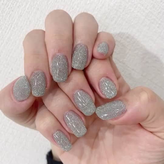 鈴華ゆう子のインスタグラム：「今注目の、フラッシュネイルにしてみました！フラッシュの瞬間にギラッと反射して光るのです(´O｀) 水の中でもキラキラするらしく今夜のお風呂が楽しみ( *´艸｀) #フラッシュネイル #フラッシュグリッター #ネイル #nail #nails #鈴華ゆう子 #なかやまちえこ #yukosuzuhana #flashnails」