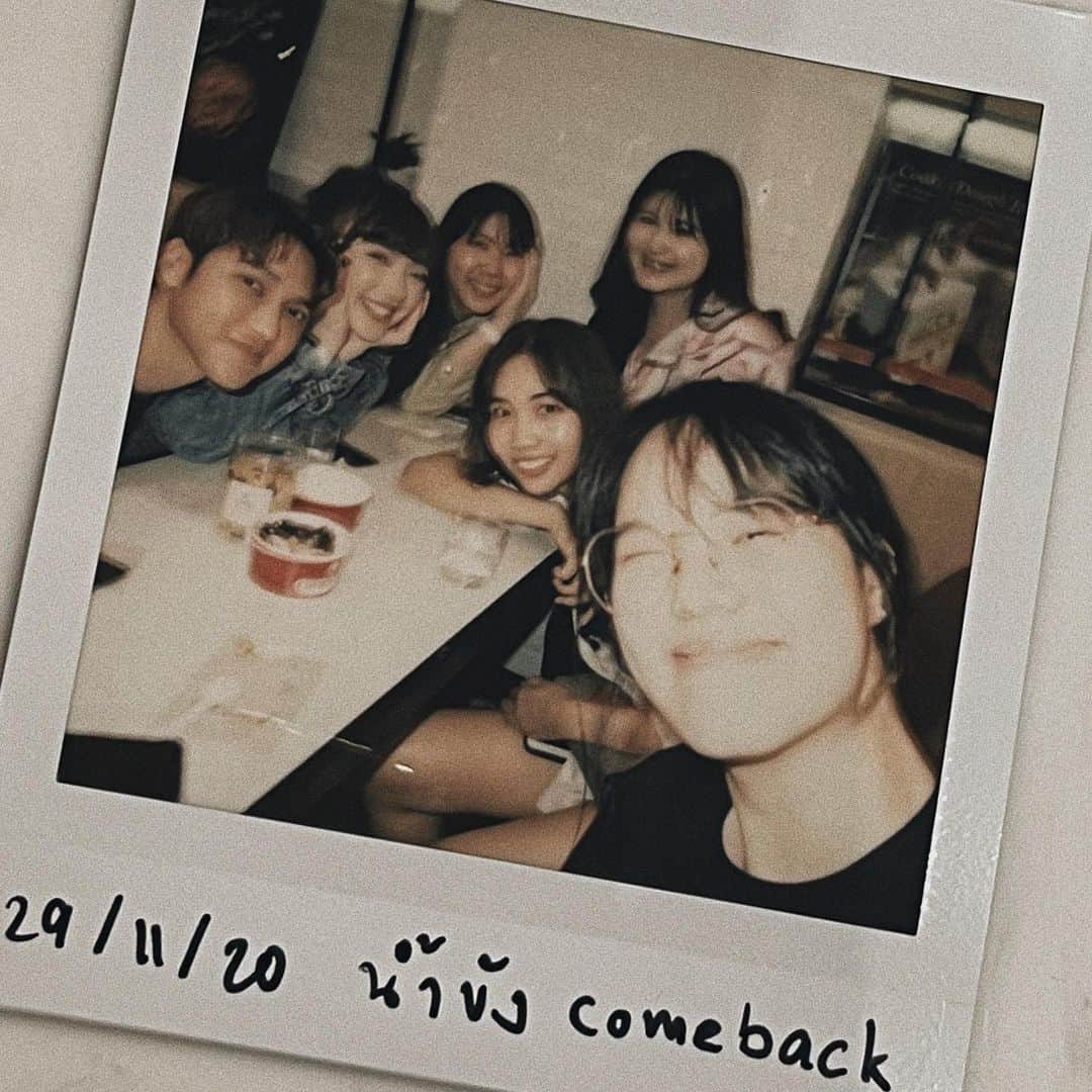 ヤンニーン・ワイゲルのインスタグラム：「น้ำขัง Reunion, est. 2015💜 ถ่ายหลายรูป ติดครบทุกคนสักทีนะ55555555」