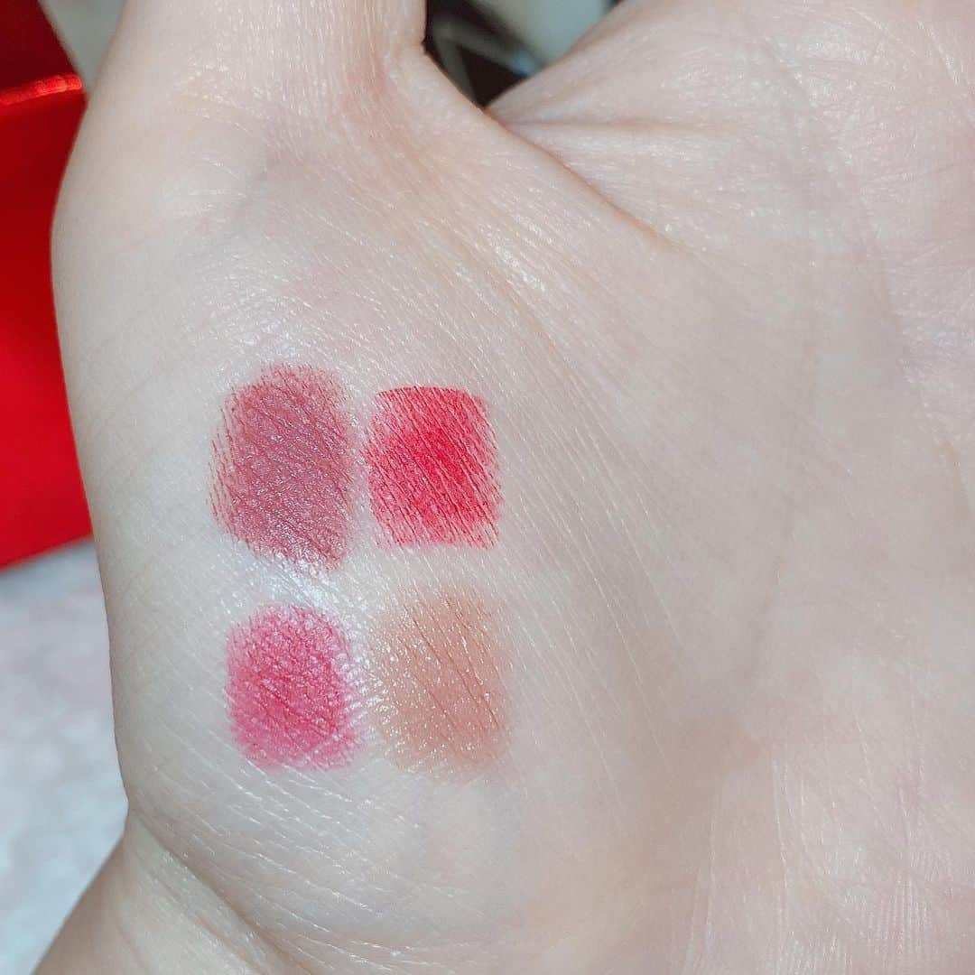 新希咲乃さんのインスタグラム写真 - (新希咲乃Instagram)「NARSのクリスマスコフレがめっちゃ使える！﻿ 久々に、コスメ投稿〜💄💕﻿ 普通の大きさも好きだけど、コフレ特有のミニサイズって本当に持ち歩きにも使いやすさとかも特別良いよね！すごく好きです〜！﻿ 昔からミニチュアアイテムにときめく…笑﻿ ﻿ ﻿ ◆ソフトラスト ミニリップ＆ブラッシュデュオ﻿ 暖かい雰囲気になるチークがはいってて﻿ 冬は鼻までチーク入れてメイクしたいな♡﻿ リップとの相性も良いからオシャレ顔にすぐなる﻿ ﻿ ◆フリーユアマインド ミニリップスティックコフレ﻿ ・2910 ソフトローズ﻿ ・2980 ライトブルーピンク﻿ ・2981 レッドプラム﻿ ・2977 ポピーレッド﻿ 上のカラーが入ってるよ！既存色のミニミニだね！﻿ ライトブルーピンクの青みローズが本当に可愛い﻿ 1番お気に入りのカラーですね！﻿ ﻿ ◆ミニオーガズム リップ＆ハイライターデュオ﻿ 白浮きしない小さいサイズのハイライトとリップ﻿ オーガズムのこの大きさたまらん。﻿ ﻿ ◆ミニブラシセット﻿ NARSのブラシで8100円でGET出来ない…ってくらいお得で使いやすいブラッシュブラシやハイライターブラシがシルバーポーチに入ってるよ♡﻿ ﻿ #NARS #クリスマスコフレ #ホリデーコレクション #narsissist #narscosmetics #新希咲乃 #オーガズムコレクション #ミニコスメ #ミニリップ #ブラシ  #クリスマスコフレ2020  #nars2020ホリデーコレクション」11月29日 19時20分 - niki_sakino