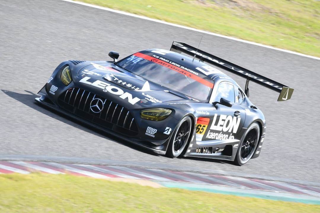 石原未梨さんのインスタグラム写真 - (石原未梨Instagram)「SUPER GT最終戦🏁﻿ ﻿ LEON RACINGはシリーズランキング3位で﻿ 終えることが出来ました😍🏆 ﻿ いっっろんな思いがあるんだけど﻿上手く言葉に出来ない🤣﻿ でもレース終了後実況で言っていた 「ライバルが強くなければ感動の涙もないし悔しい涙もない訳で、やっぱりそれだけハイレベルの拮抗した戦いがあったからこそ感情が揺さぶられる」﻿ という言葉がすごく好きでした👏﻿ ﻿ 改めてLEON RACINGが大っ好きです😎🖤﻿ 今シーズンも最高にかっこよかったし 大好きなチームの一員として﻿ 65号車を応援出来てめちゃくちゃ幸せです📣 ﻿ ﻿ チームの皆さんにも一度もお会い出来ないまま﻿ 今シーズンあっという間終わってしまい﻿ とても残念ですが本当にお疲れ様でした🙇🏻‍♀️ そしてサーキットに行けない私たちの代わりに﻿ 写真を送ってくれたりいつも気にかけてくれて﻿ 一緒に応援してくれた皆さん﻿ 本当にありがとうございました🥰💖﻿ ﻿ またいつか皆さんに会えますように。💫」11月29日 19時21分 - miri_ishihara