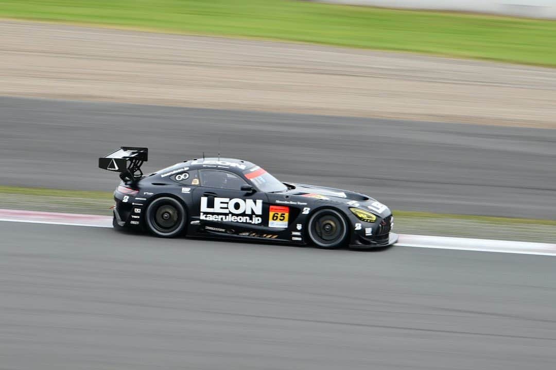 石原未梨さんのインスタグラム写真 - (石原未梨Instagram)「SUPER GT最終戦🏁﻿ ﻿ LEON RACINGはシリーズランキング3位で﻿ 終えることが出来ました😍🏆 ﻿ いっっろんな思いがあるんだけど﻿上手く言葉に出来ない🤣﻿ でもレース終了後実況で言っていた 「ライバルが強くなければ感動の涙もないし悔しい涙もない訳で、やっぱりそれだけハイレベルの拮抗した戦いがあったからこそ感情が揺さぶられる」﻿ という言葉がすごく好きでした👏﻿ ﻿ 改めてLEON RACINGが大っ好きです😎🖤﻿ 今シーズンも最高にかっこよかったし 大好きなチームの一員として﻿ 65号車を応援出来てめちゃくちゃ幸せです📣 ﻿ ﻿ チームの皆さんにも一度もお会い出来ないまま﻿ 今シーズンあっという間終わってしまい﻿ とても残念ですが本当にお疲れ様でした🙇🏻‍♀️ そしてサーキットに行けない私たちの代わりに﻿ 写真を送ってくれたりいつも気にかけてくれて﻿ 一緒に応援してくれた皆さん﻿ 本当にありがとうございました🥰💖﻿ ﻿ またいつか皆さんに会えますように。💫」11月29日 19時21分 - miri_ishihara