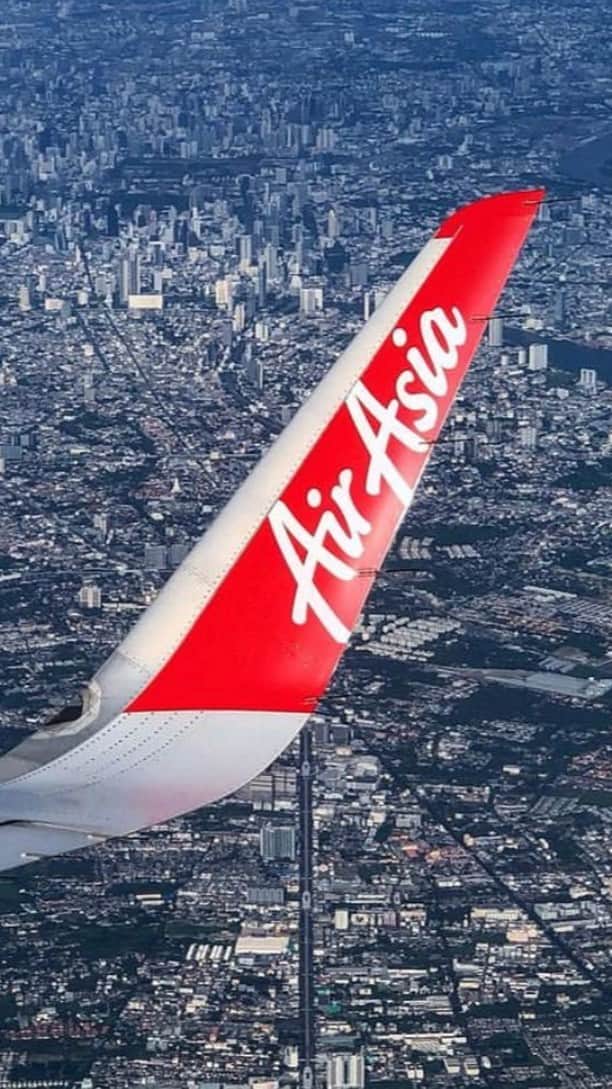 エアアジアのインスタグラム：「We won two awards at the World Travel Awards 2020 today: World’s Leading Low-Cost Airline (8th win in a row), and World’s Leading Low-Cost Airline Cabin Crew (4th win in a row).   Our win wouldn’t be possible without your continued support and understanding, especially during these difficult times.  We sincerely thank all our dearest guests and Allstars. Here’s a video from us to you! __________ Cover photo by @maxmax4441」