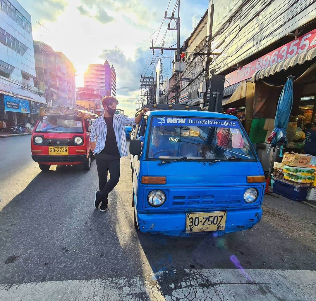 アイス・サランユーのインスタグラム：「Kim Yong Market ( Hat yai ) Style คุยกับลุง ตุ๊ก ตุ๊กก ..หาดใหญ่  บอกใกล้จะปีใหม่ ปีนี้ เงียบกว่าที่เคย เพราะด่านปิด ต่างชาติเข้าไม่ได้  ใครแวะมา หาดใหญ่ มาซื้อของ  มานั่งตุ๊กๆ ชมเมืองกันนะครับ    ปล วันนี้ 18:30 มาฟังไอซ์ ร้องเพลงหน้า Central ได้น้า งาน มิตซู  อยากฟังเพลงอะไรขอให้บอก  #eventเมื่อไหร่ไว้ใจผม  #งานเลี้ยงภายในไว้ใจผม  #hatyai  #songkhla  #เที่ยวทั่วไทยกับไอซ์ศรัณยู」
