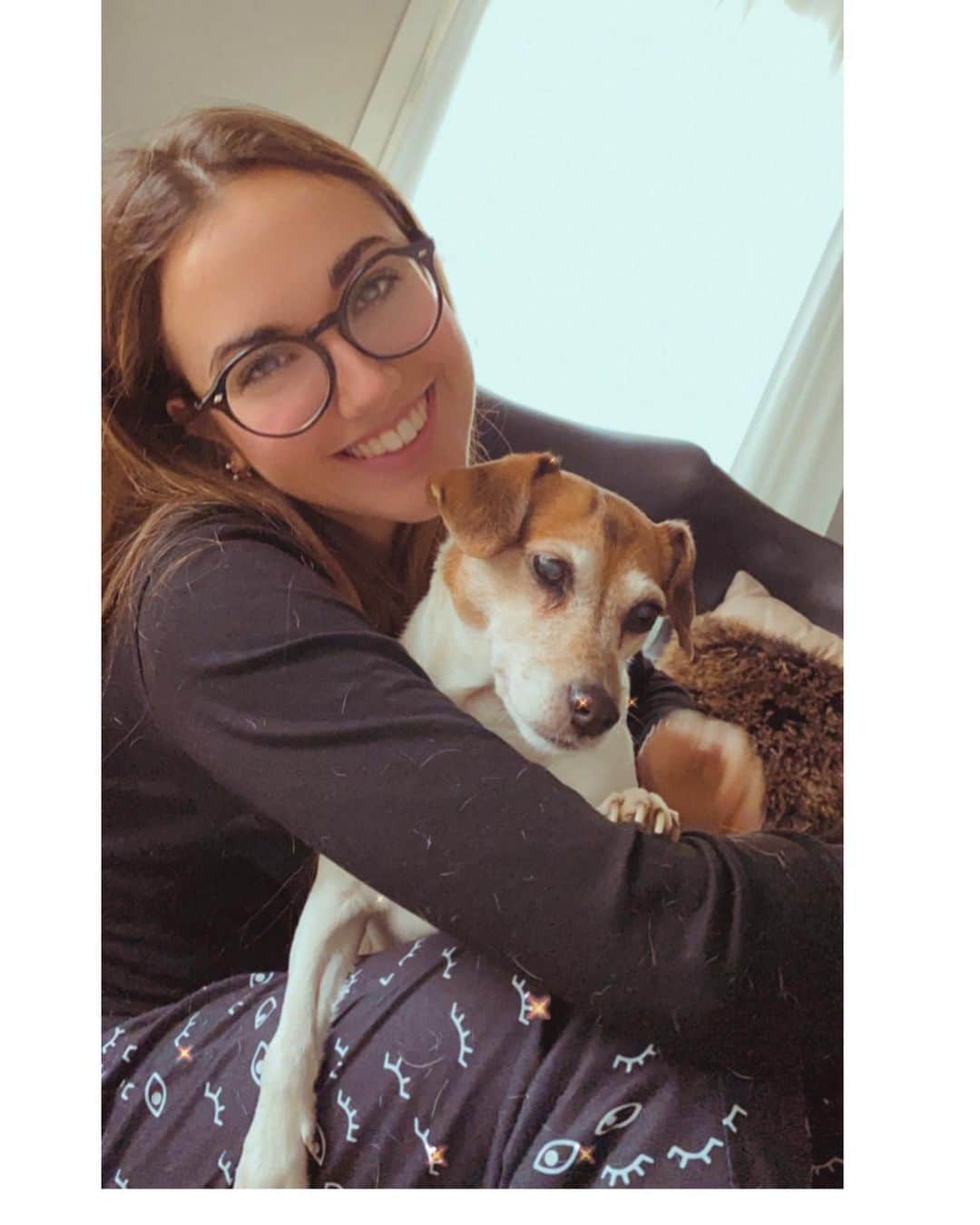 のインスタグラム：「“Cane” lo dici a qualcun altro... IO MI CHIAMO AMORE MIO. Mela 13 anni e mezzo  Agnese 15 sono cresciute insieme  #imieiamori #buonadomenica #ninaemela  #amorepuro」
