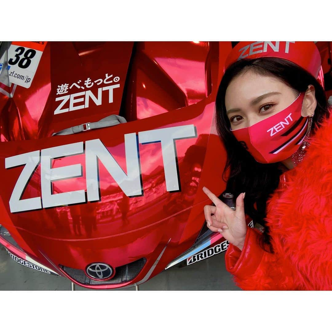 高橋菜生さんのインスタグラム写真 - (高橋菜生Instagram)「. SUPER GT 2020 Rd.8 FUJI  今日の決勝の結果は8位、 シリーズランキングは9位で 今シーズンのレースを終えました。  なかなかサーキットにも行けず、 行けるようになってからも制限されることが多く、 例年通りに開催できないという、私たちにとっても ファンの皆様にとっても、寂しい1年だったと思います。  でも、最終戦はメンバー全員で現地で応援することができ、 スポンサーステージやピットビューイングもできて、 改めて不自由なく活動できていた事がありがたいと 気付かされた日になりました。  早く普通の日常に戻り、またたくさんの方と レースを思う存分楽しめる日が来ることを願っています。  最後まで熱い戦いを見せてくれたチームの皆様、 熱い応援を届けてくれたファンの皆様 ありがとうございました！！！！  38号車と皆さんに愛を、、、❤️ . #SGT #SGT2020 #SUPERGT #FUJISPEEDWAY #富士スピードウェイ #motorsports #モータースポーツ #ZENT #TGRTEAMZENTCERUMO #zentsweeties2020」11月29日 19時16分 - nao1118takahashi