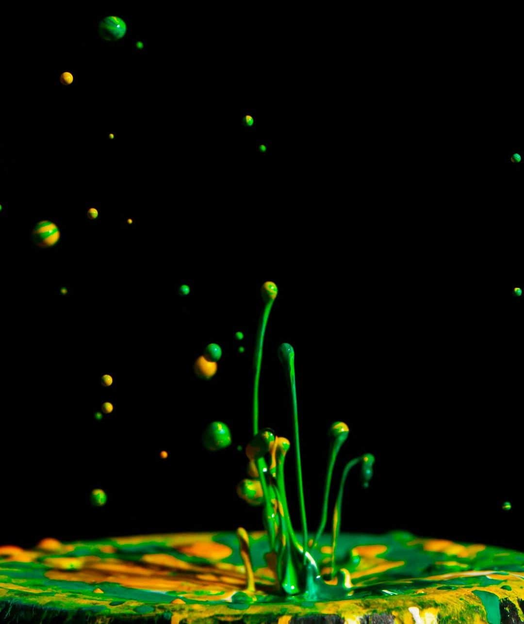 Canon Asiaのインスタグラム：「You know what makes colours pop? A black background! Not only does it give contrast, it also illuminates the colours in your subjects.⁣ .⁣ Check this simple shot of dancing paint from the bass vibration of a bluetooth speaker 🎨⁣ .⁣ 📷 Image by brendon.martins_281 on My Canon Story using the Canon EOS 70D • EF-S18-135mm f/3.5-5.6 IS STM • f/8 • ISO 400 • 1/40 • 119mm⁣ .⁣ Have an amazing photo to share? Tag us at #canonasia or submit them on My Canon Story, link in bio!⁣ .⁣ #canonasia #photography #explore #paint #vibration #bass #speaker #art #background #black ##colours #inspiration #technique」